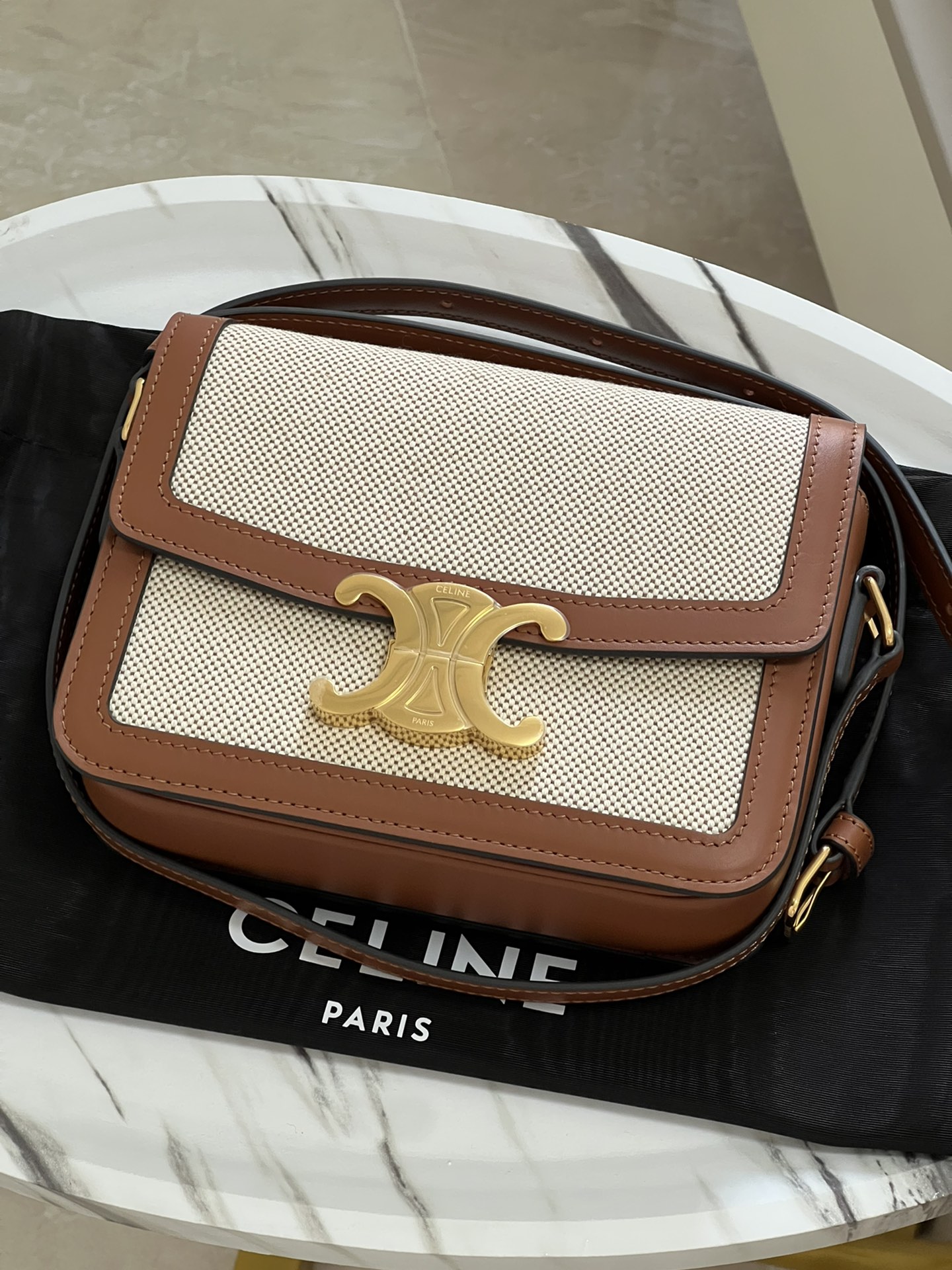 Celine TRIOMPHE Teen Arc de Triomphe. Small size: 18.5 X 14 X 6cm. . Original leather, all-steel hardware, TRIOMPHE outer cowhide, sheepskin lini