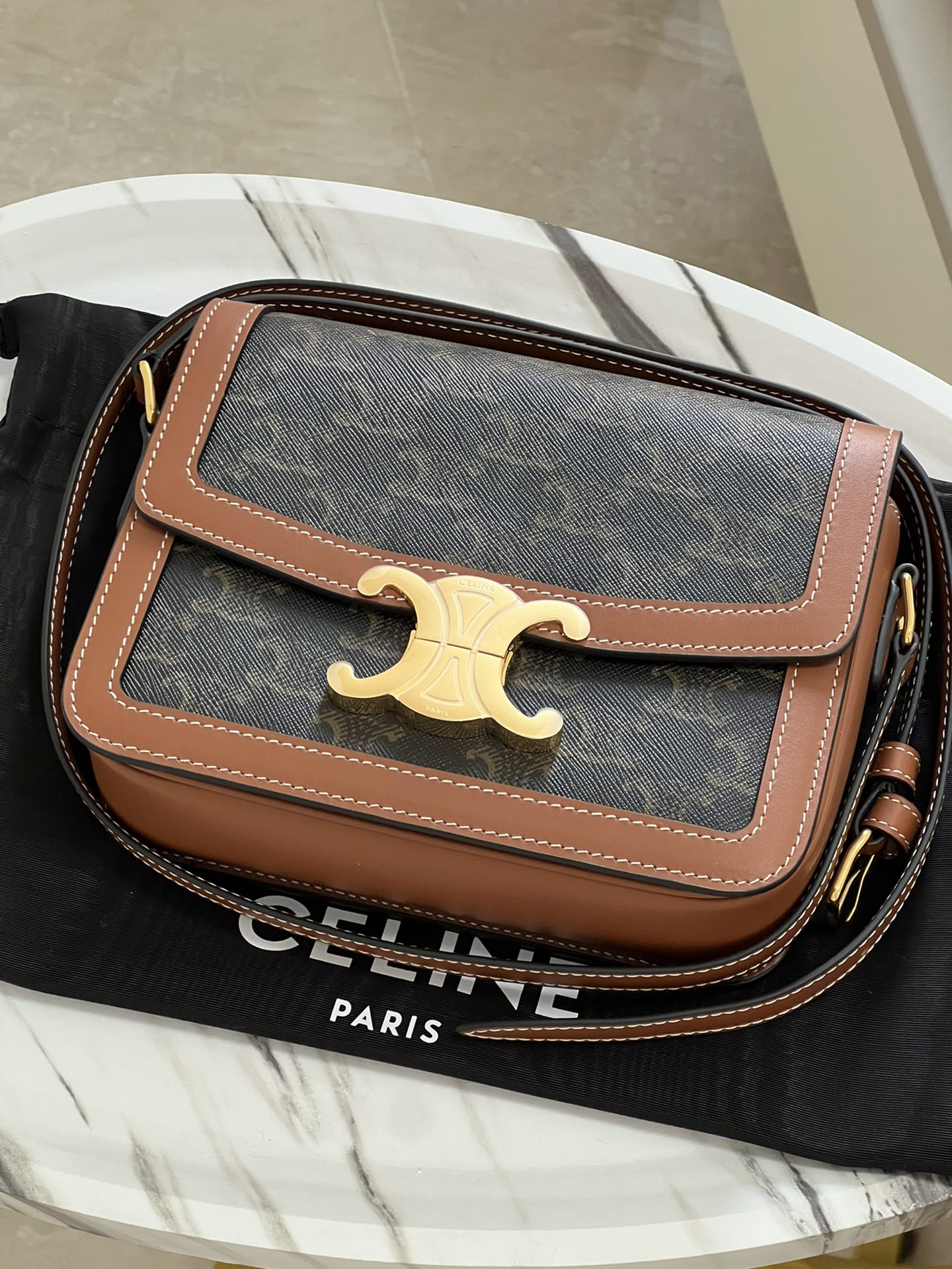 Celine TRIOMPHE Teen Arc de Triomphe. Small size: 18.5 X 14 X 6cm. . Original leather, all-steel hardware, TRIOMPHE outer cowhide, sheepskin lini