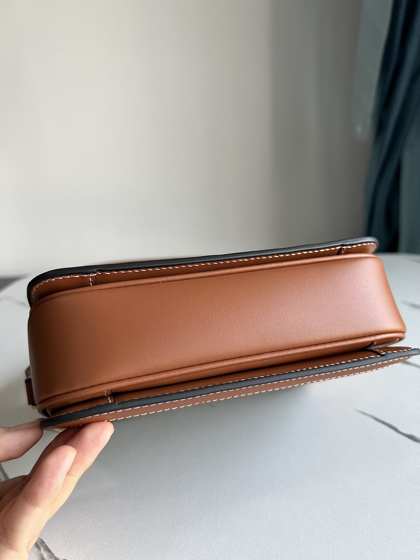 Celine TRIOMPHE Teen Arc de Triomphe. Small size: 18.5 X 14 X 6cm. . Original leather, all-steel hardware, TRIOMPHE outer cowhide, sheepskin lini