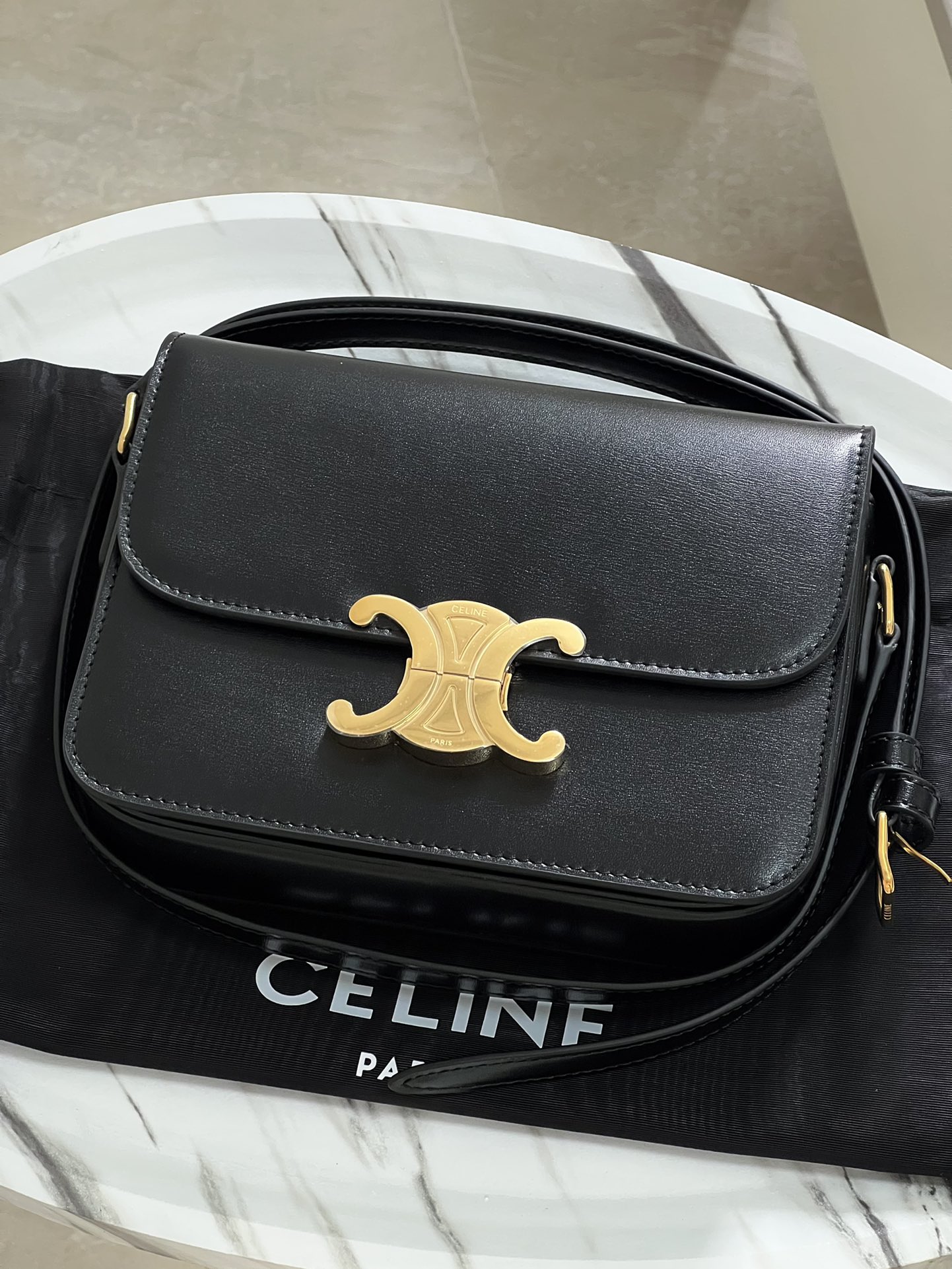 Celine TRIOMPHE Teen Arc de Triomphe. Small size: 18.5 X 14 X 6cm. . Original leather, all-steel hardware, TRIOMPHE outer cowhide, sheepskin lini