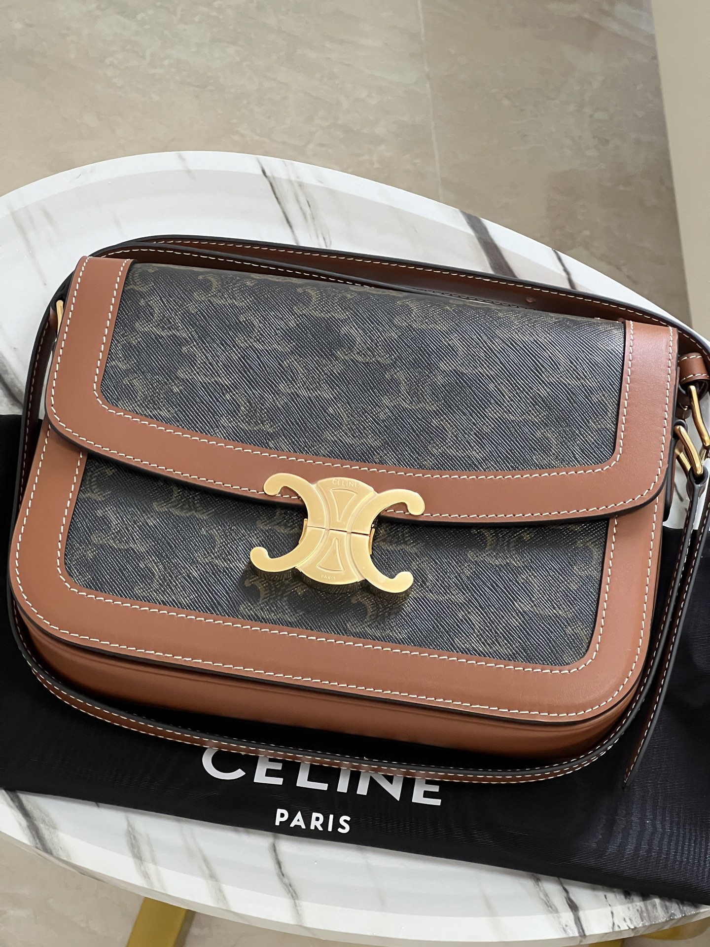CelineTRIOMPHE Arc de Triomphe medium size, dimensions: 22.5 X 16.5 X 7.5cm. . Original leather, all steel hardware, TRIOMPHE outer cowhide, shee