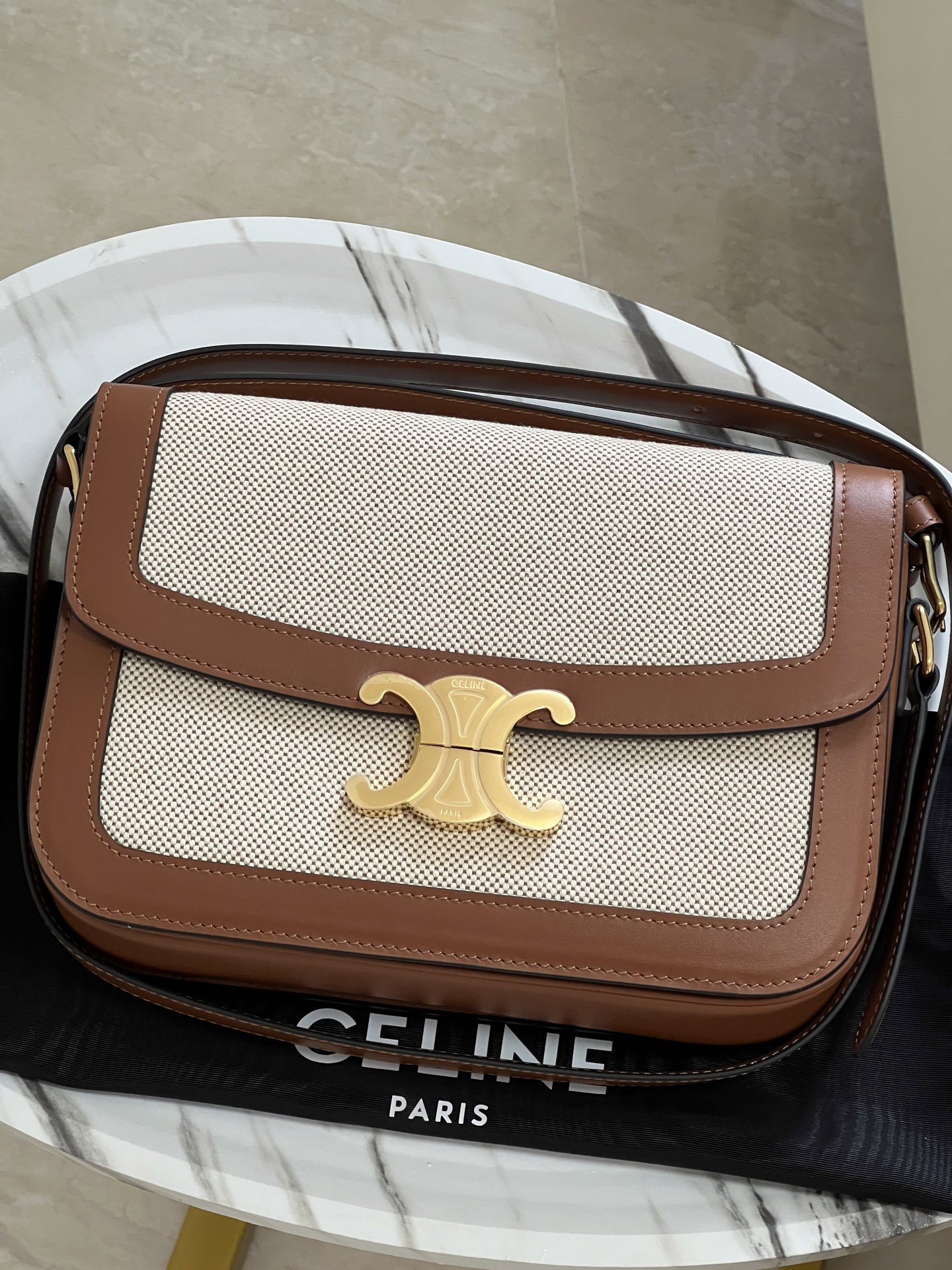CelineTRIOMPHE Arc de Triomphe medium size, dimensions: 22.5 X 16.5 X 7.5cm. . Original leather, all steel hardware, TRIOMPHE outer cowhide, shee