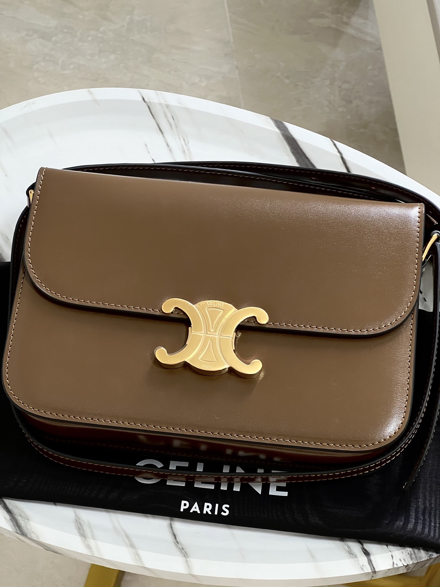 CelineTRIOMPHE Arc de Triomphe medium size, dimensions: 22.5 X 16.5 X 7.5cm. . Original leather, all steel hardware, TRIOMPHE outer cowhide, shee
