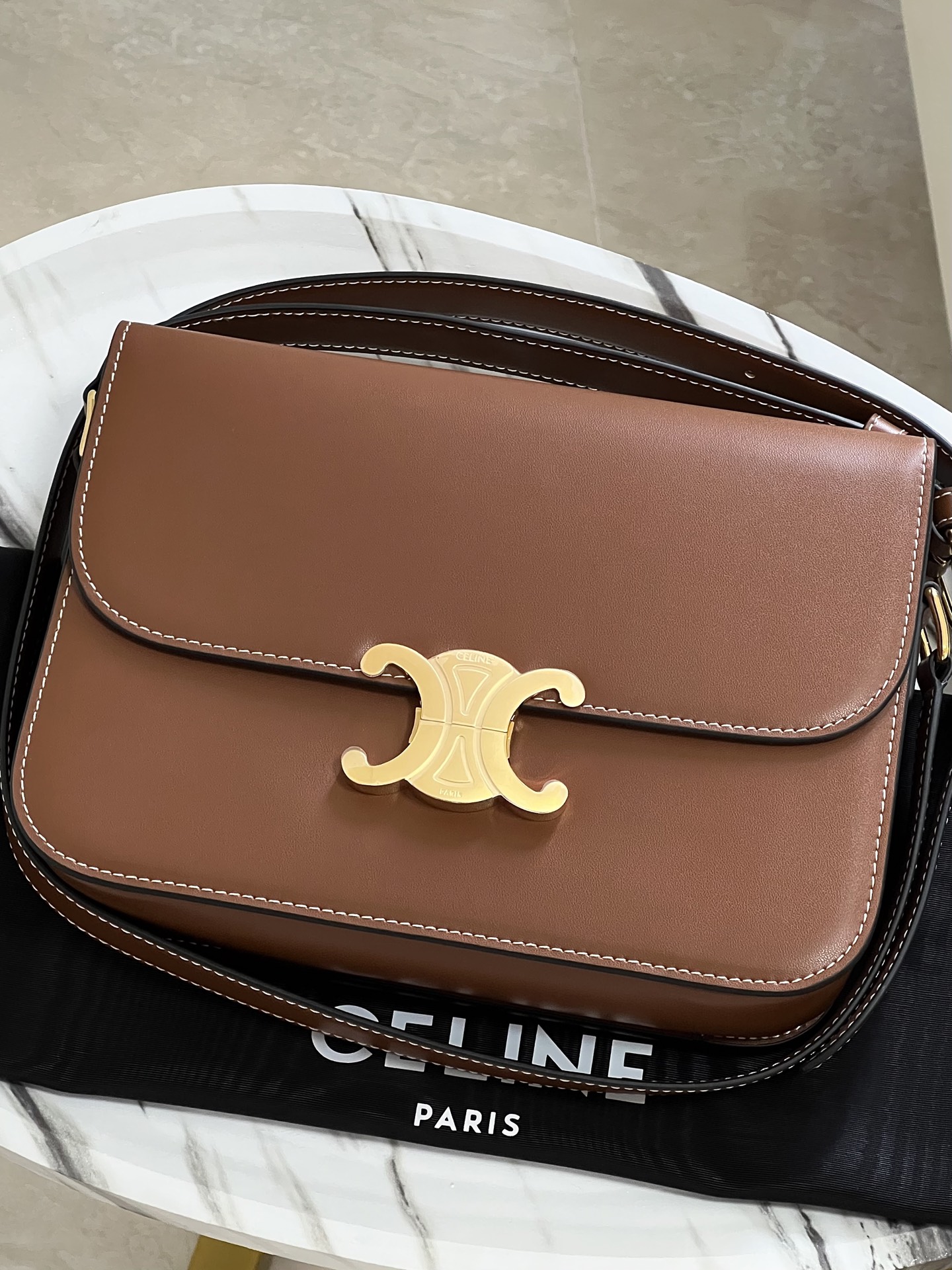 CelineTRIOMPHE Arc de Triomphe medium size, dimensions: 22.5 X 16.5 X 7.5cm. . Original leather, all steel hardware, TRIOMPHE outer cowhide, shee