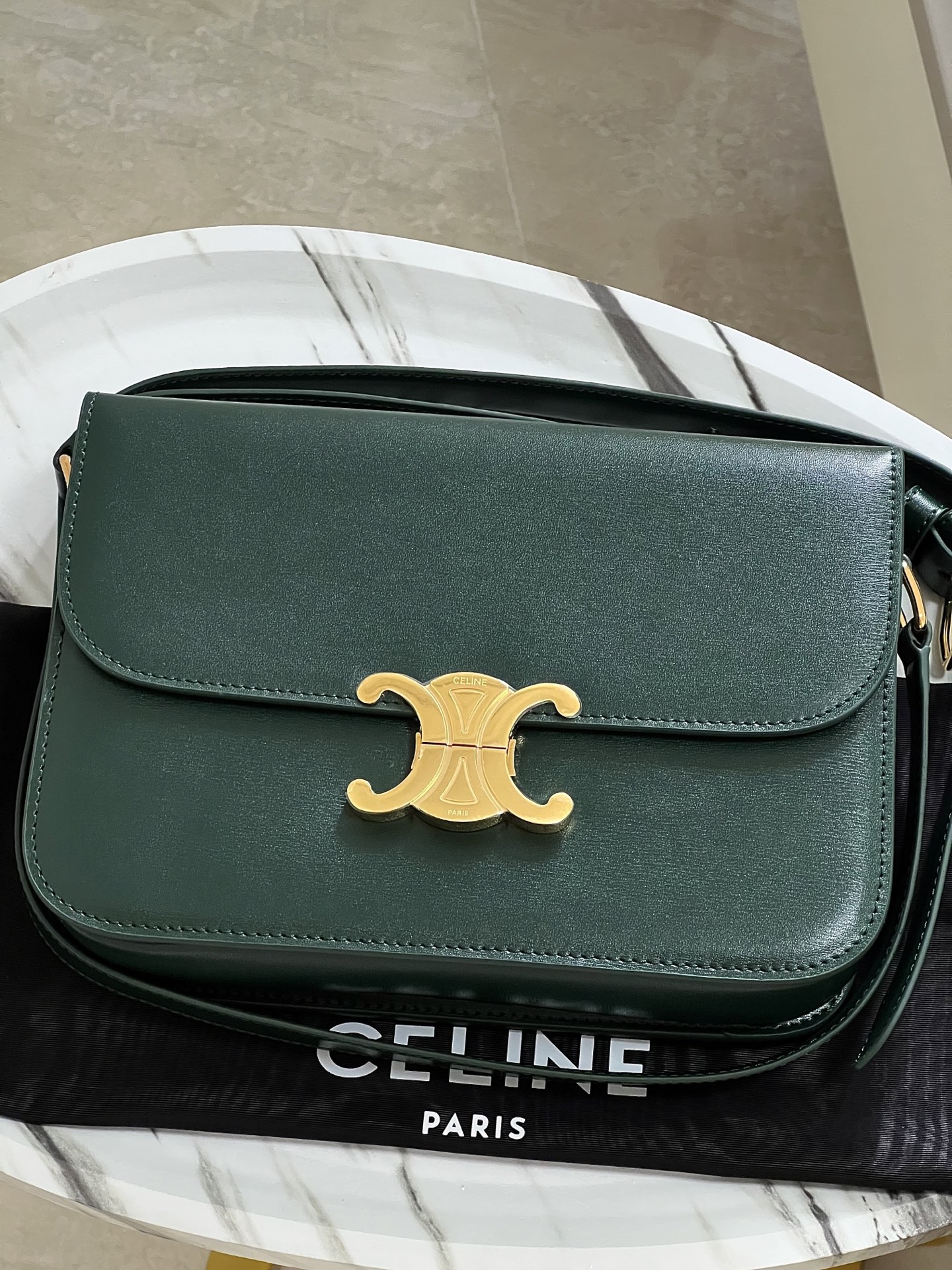 CelineTRIOMPHE Arc de Triomphe medium size, dimensions: 22.5 X 16.5 X 7.5cm. . Original leather, all steel hardware, TRIOMPHE outer cowhide, shee