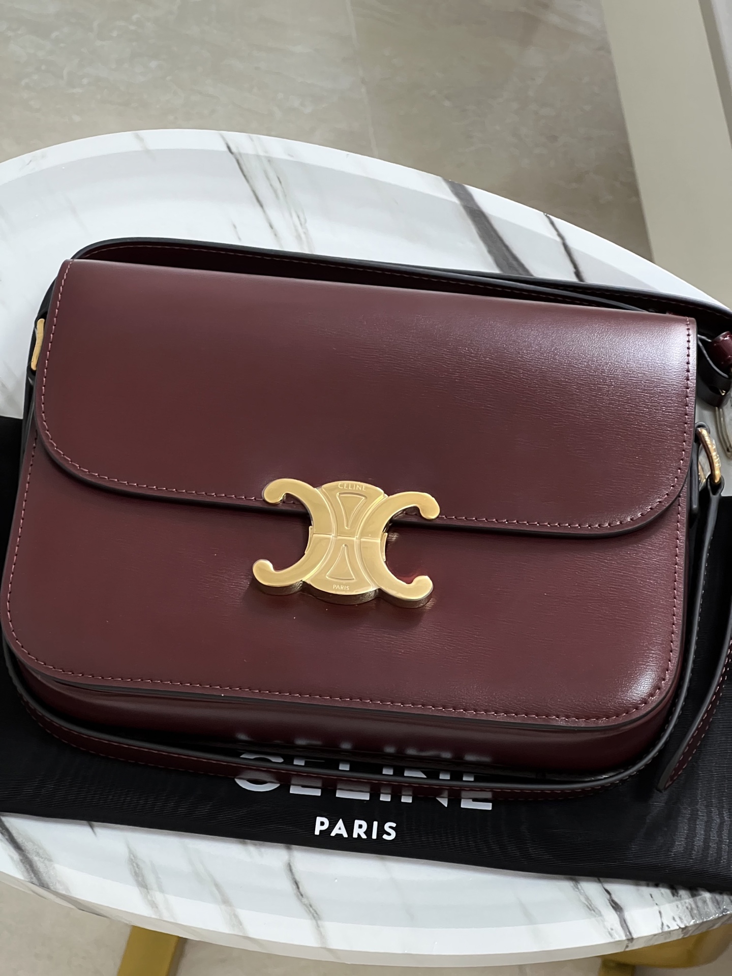 CelineTRIOMPHE Arc de Triomphe medium size, dimensions: 22.5 X 16.5 X 7.5cm. . Original leather, all steel hardware, TRIOMPHE outer cowhide, shee