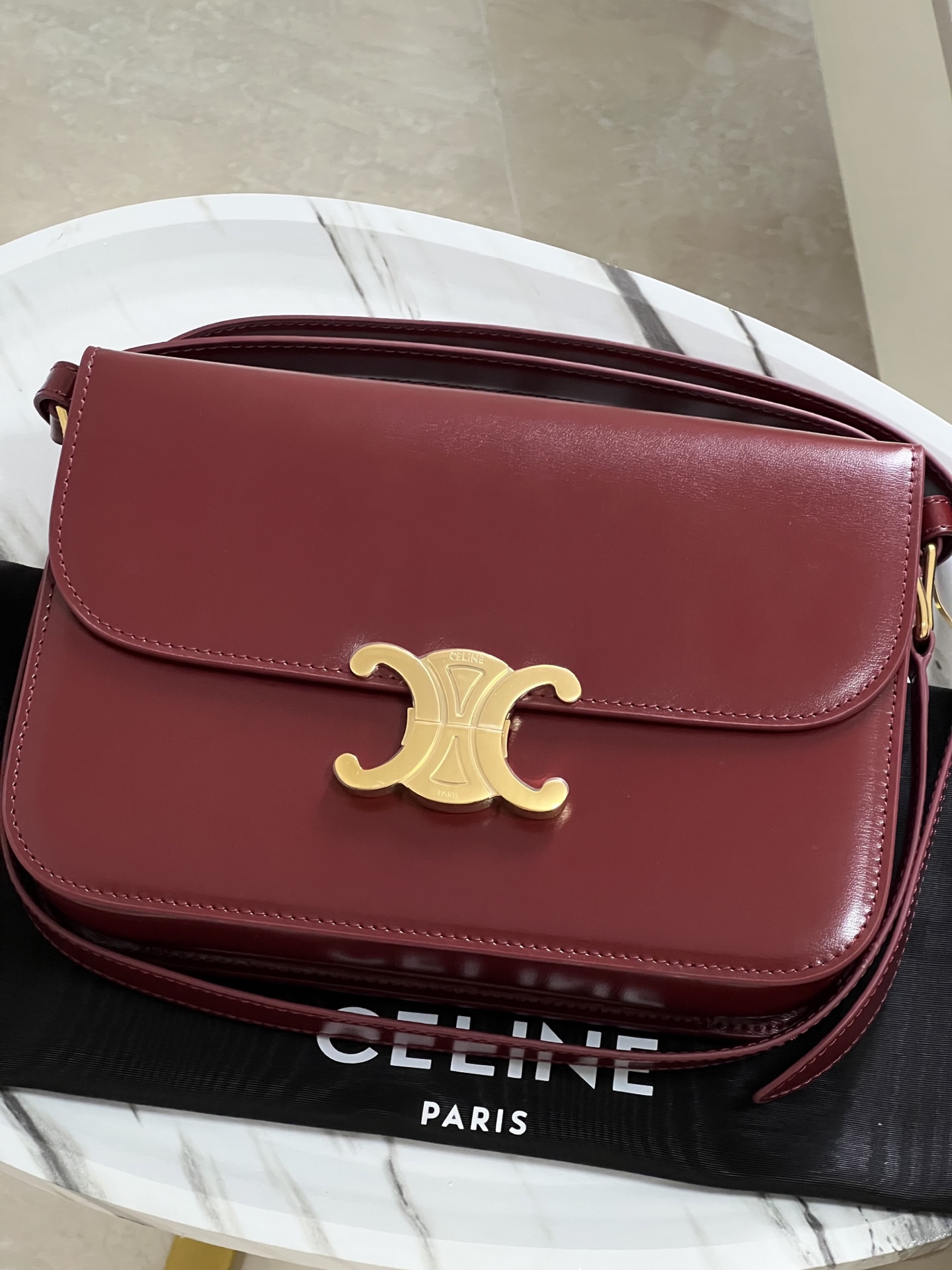 CelineTRIOMPHE Arc de Triomphe medium size, dimensions: 22.5 X 16.5 X 7.5cm. . Original leather, all steel hardware, TRIOMPHE outer cowhide, shee