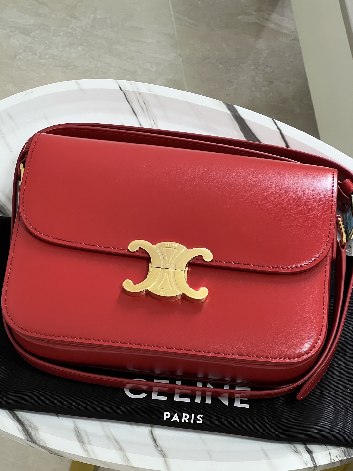CelineTRIOMPHE Arc de Triomphe medium size, dimensions: 22.5 X 16.5 X 7.5cm. . Original leather, all steel hardware, TRIOMPHE outer cowhide, shee