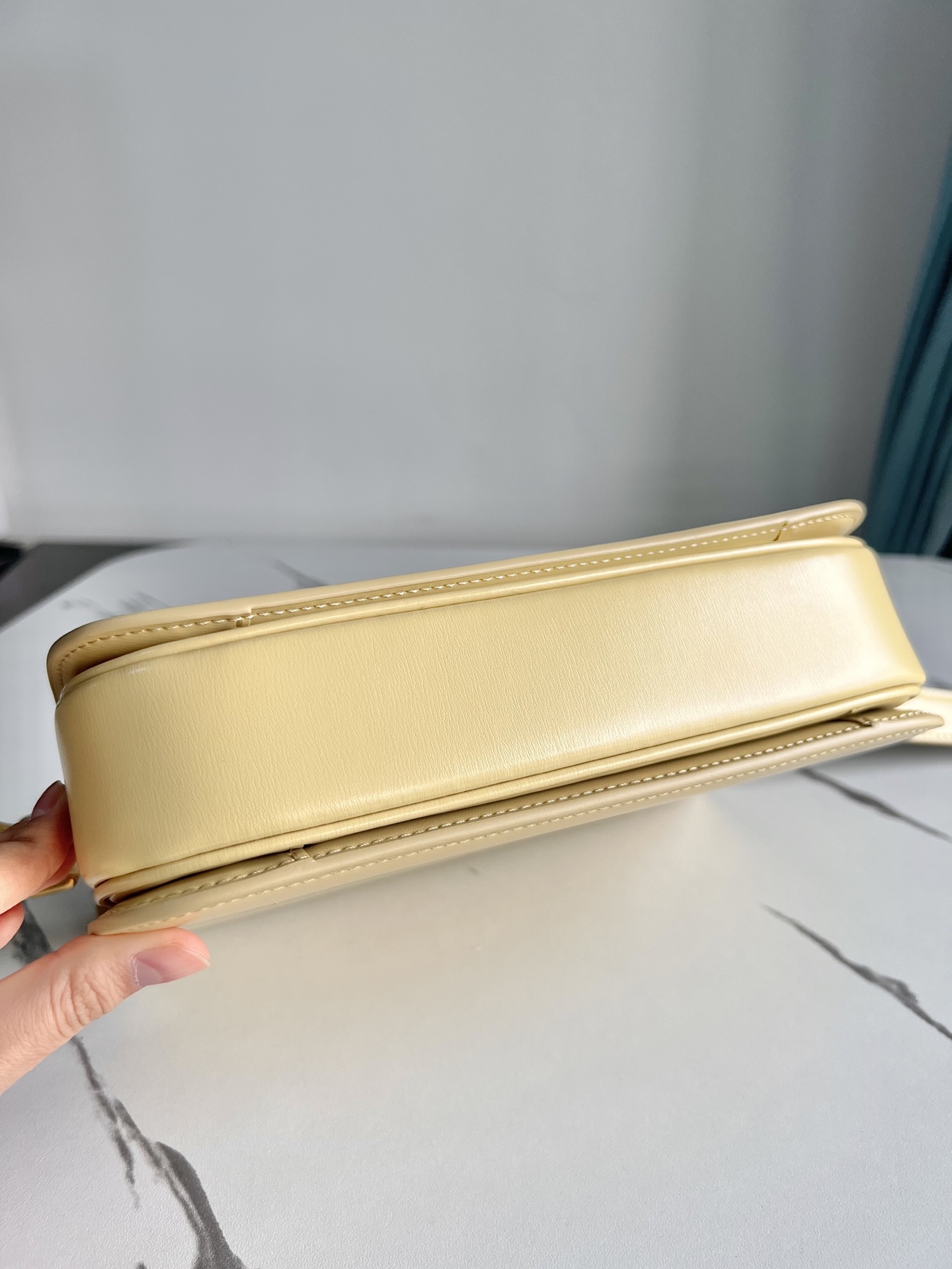 CelineTRIOMPHE Arc de Triomphe medium size, dimensions: 22.5 X 16.5 X 7.5cm. . Original leather, all steel hardware, TRIOMPHE outer cowhide, shee
