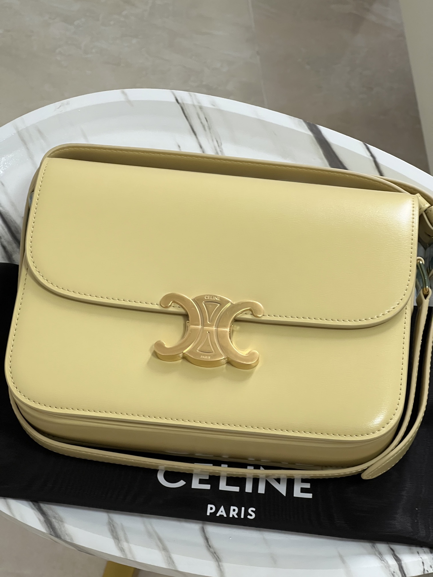 CelineTRIOMPHE Arc de Triomphe medium size, dimensions: 22.5 X 16.5 X 7.5cm. . Original leather, all steel hardware, TRIOMPHE outer cowhide, shee