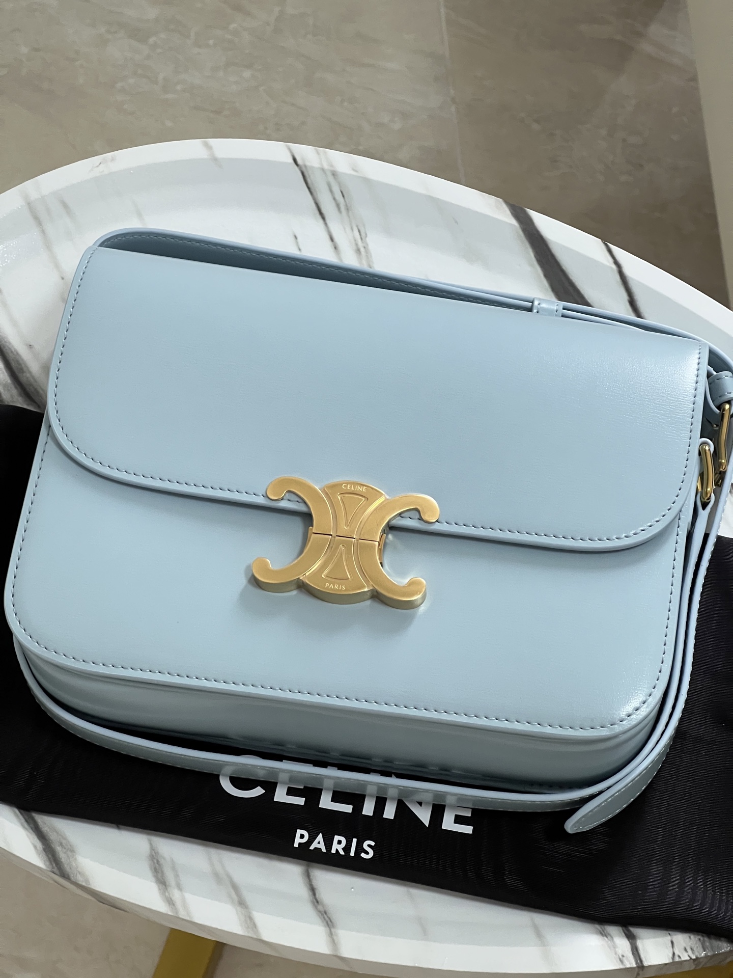 CelineTRIOMPHE Arc de Triomphe medium size, dimensions: 22.5 X 16.5 X 7.5cm. . Original leather, all steel hardware, TRIOMPHE outer cowhide, shee