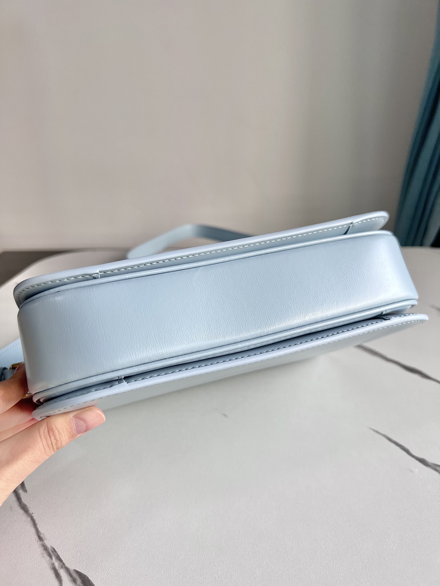 CelineTRIOMPHE Arc de Triomphe medium size, dimensions: 22.5 X 16.5 X 7.5cm. . Original leather, all steel hardware, TRIOMPHE outer cowhide, shee