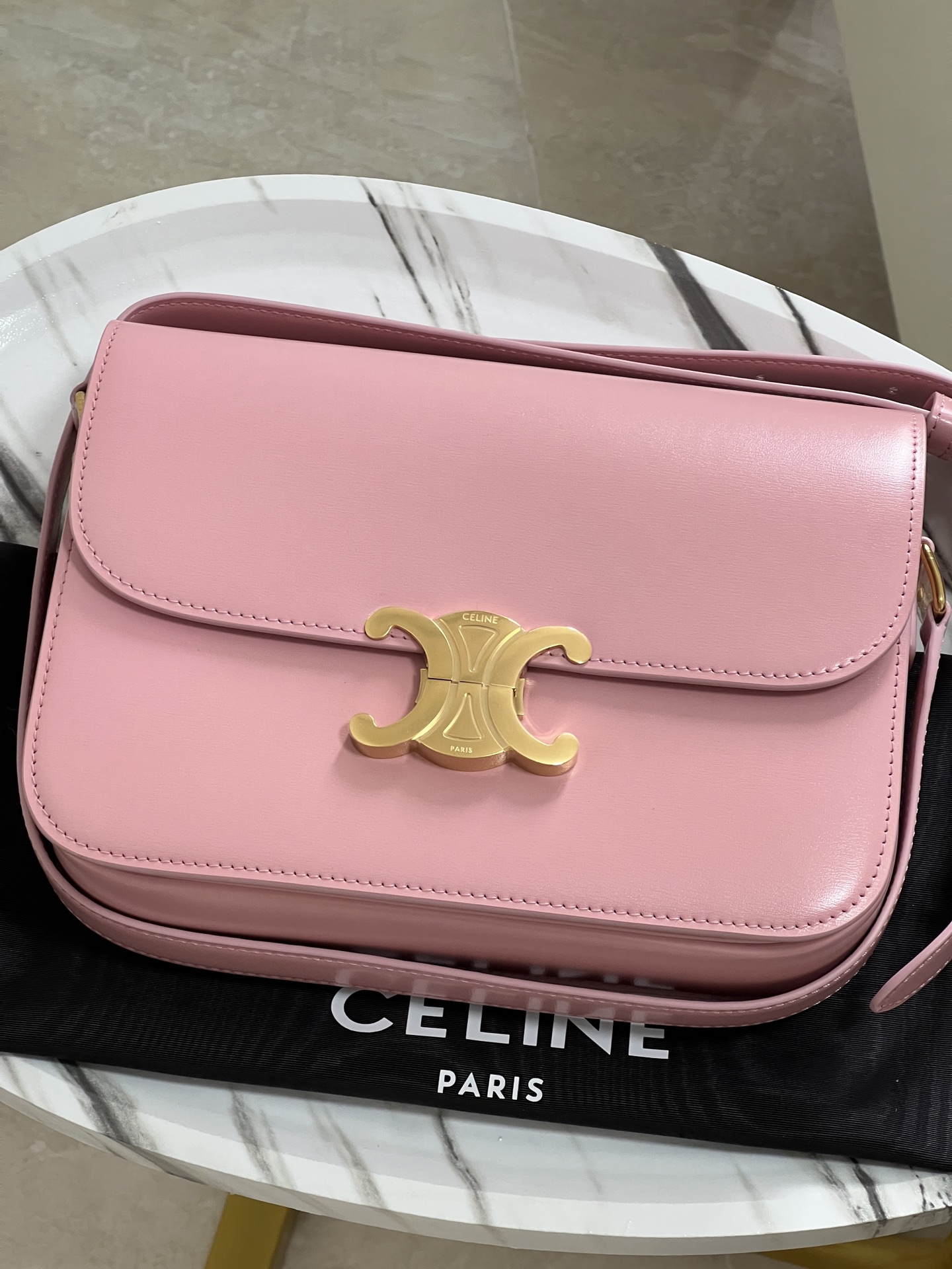 CelineTRIOMPHE Arc de Triomphe medium size, dimensions: 22.5 X 16.5 X 7.5cm. . Original leather, all steel hardware, TRIOMPHE outer cowhide, shee