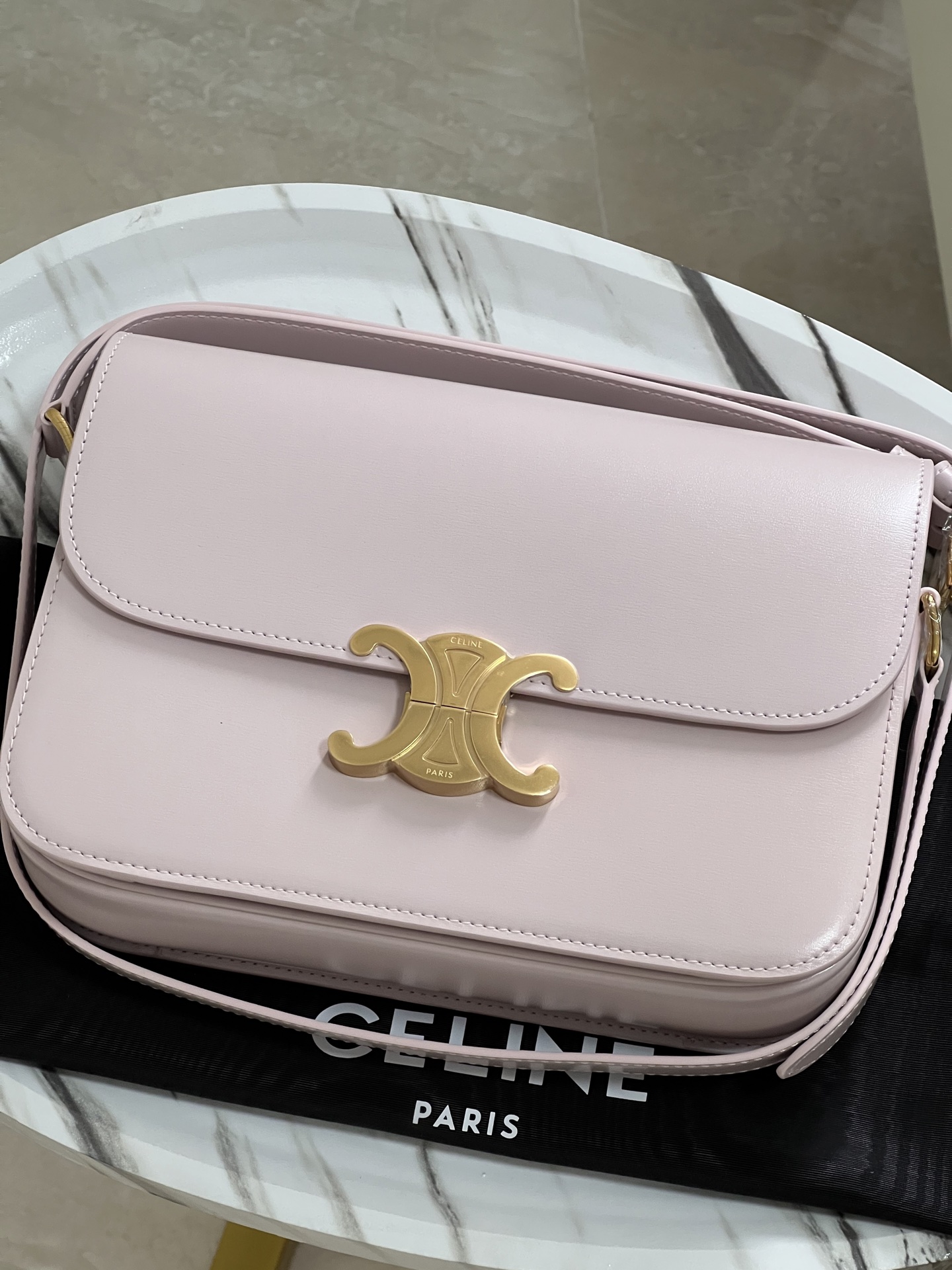 CelineTRIOMPHE Arc de Triomphe medium size, dimensions: 22.5 X 16.5 X 7.5cm. . Original leather, all steel hardware, TRIOMPHE outer cowhide, shee