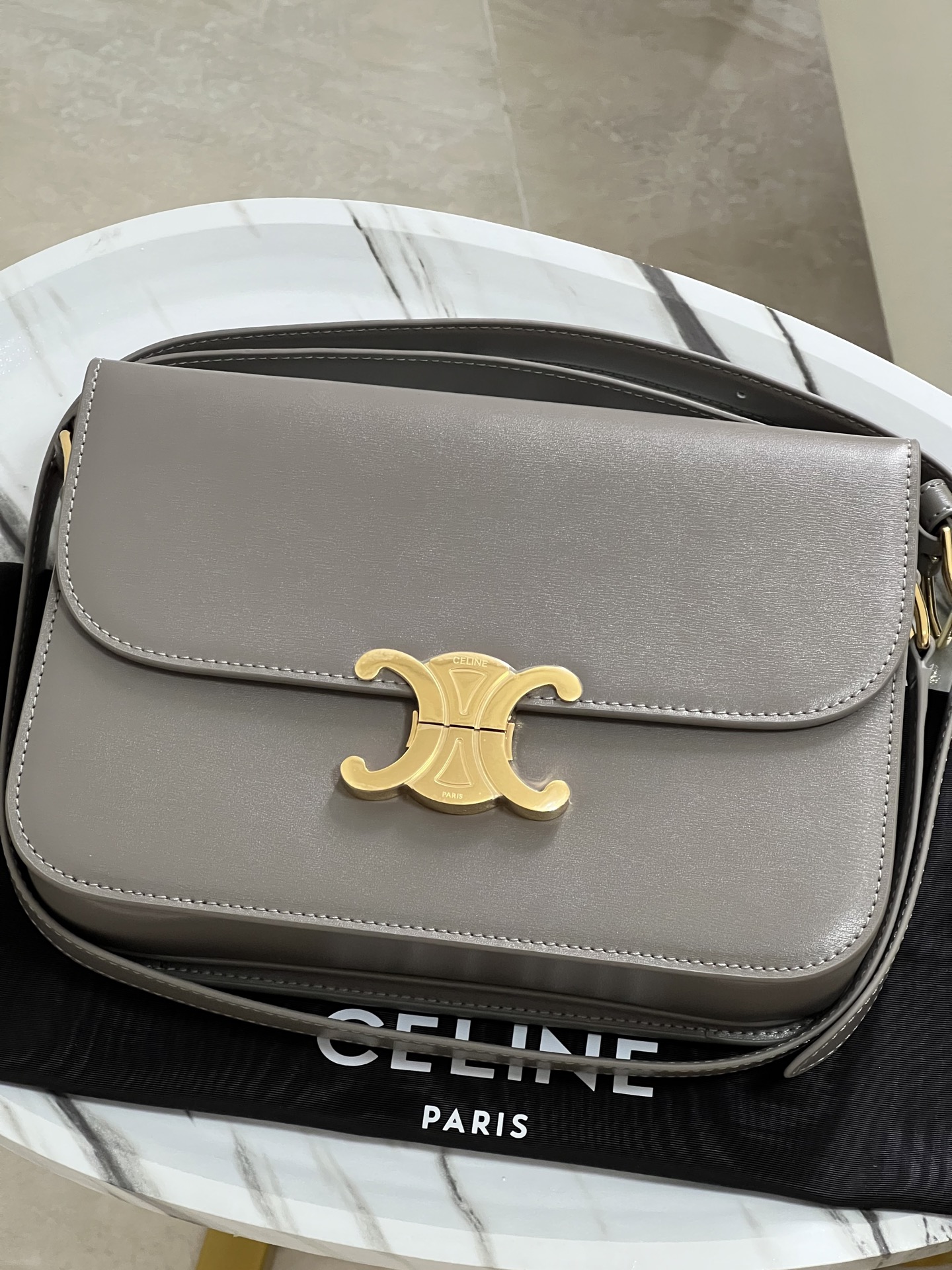 CelineTRIOMPHE Arc de Triomphe medium size, dimensions: 22.5 X 16.5 X 7.5cm. . Original leather, all steel hardware, TRIOMPHE outer cowhide, shee