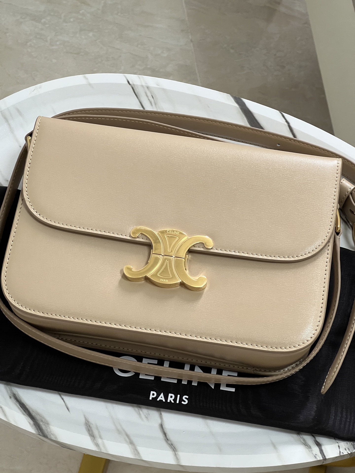 CelineTRIOMPHE Arc de Triomphe medium size, dimensions: 22.5 X 16.5 X 7.5cm. . Original leather, all steel hardware, TRIOMPHE outer cowhide, shee