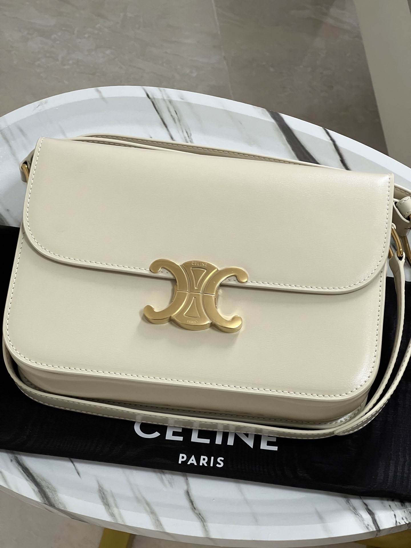 CelineTRIOMPHE Arc de Triomphe medium size, dimensions: 22.5 X 16.5 X 7.5cm. . Original leather, all steel hardware, TRIOMPHE outer cowhide, shee