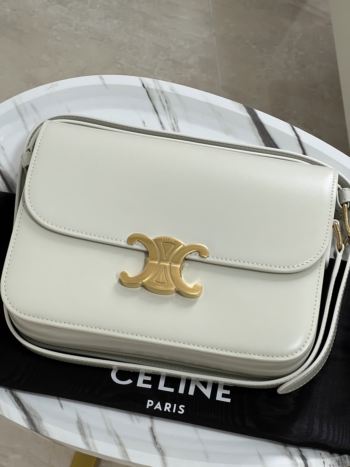 CelineTRIOMPHE Arc de Triomphe medium size, dimensions: 22.5 X 16.5 X 7.5cm. . Original leather, all steel hardware, TRIOMPHE outer cowhide, shee