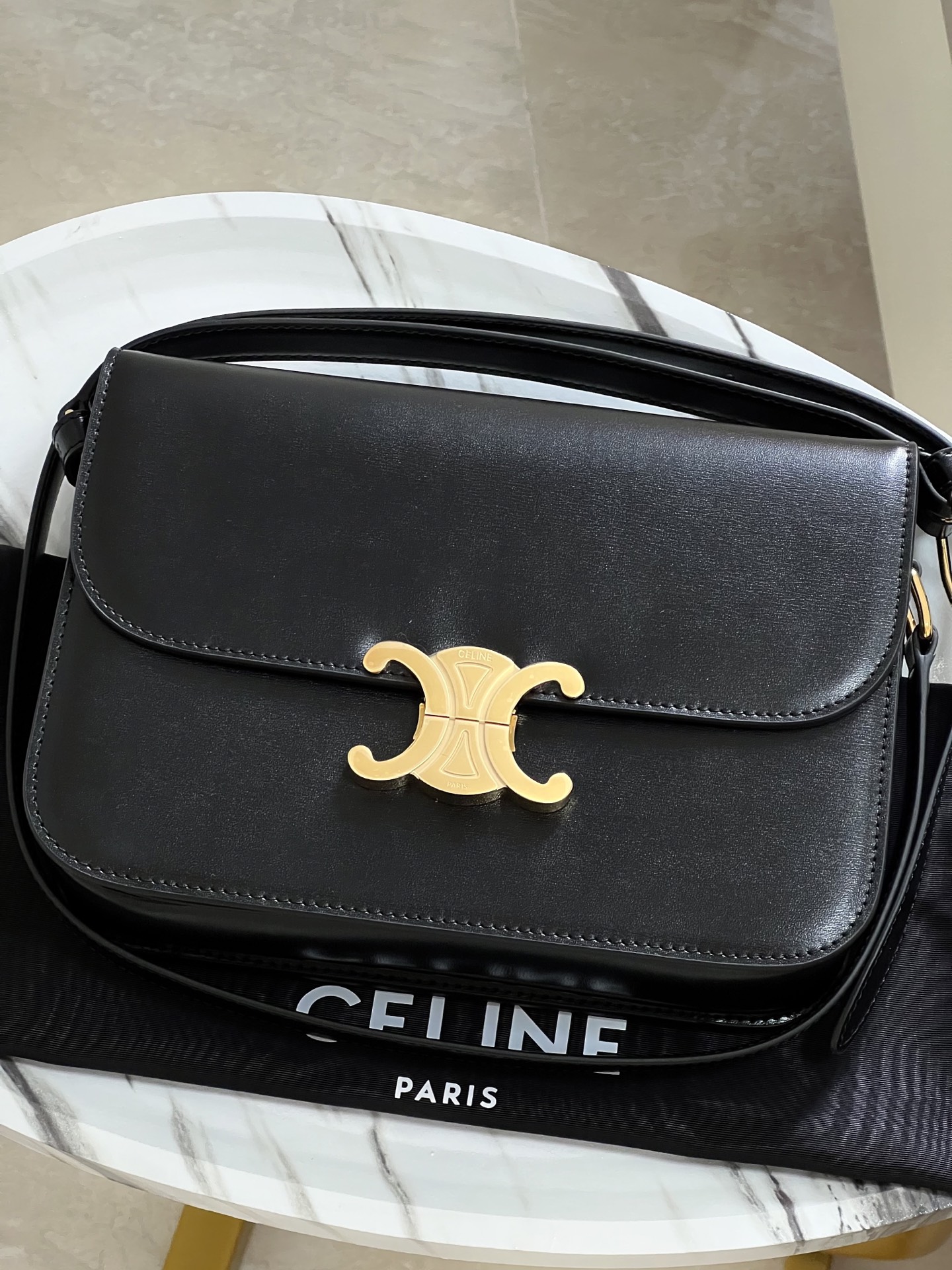 CelineTRIOMPHE Arc de Triomphe medium size, dimensions: 22.5 X 16.5 X 7.5cm. . Original leather, all steel hardware, TRIOMPHE outer cowhide, shee