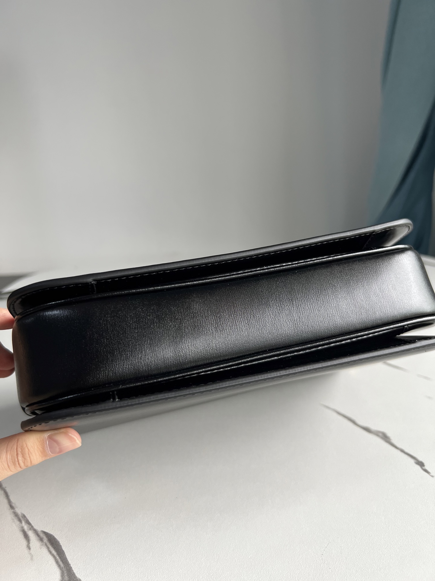 CelineTRIOMPHE Arc de Triomphe medium size, dimensions: 22.5 X 16.5 X 7.5cm. . Original leather, all steel hardware, TRIOMPHE outer cowhide, shee