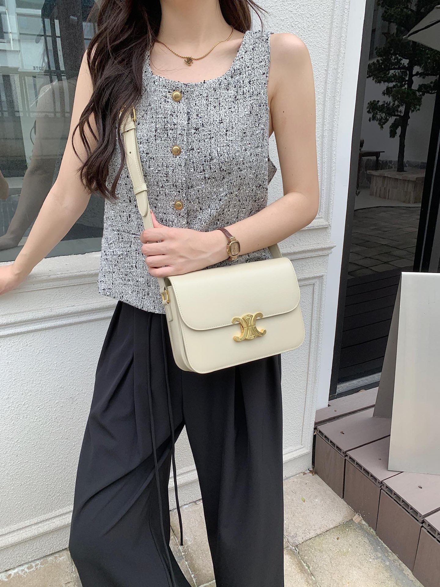 Celine The apricot color looks cute and delicate, and the upper body is clean and neat