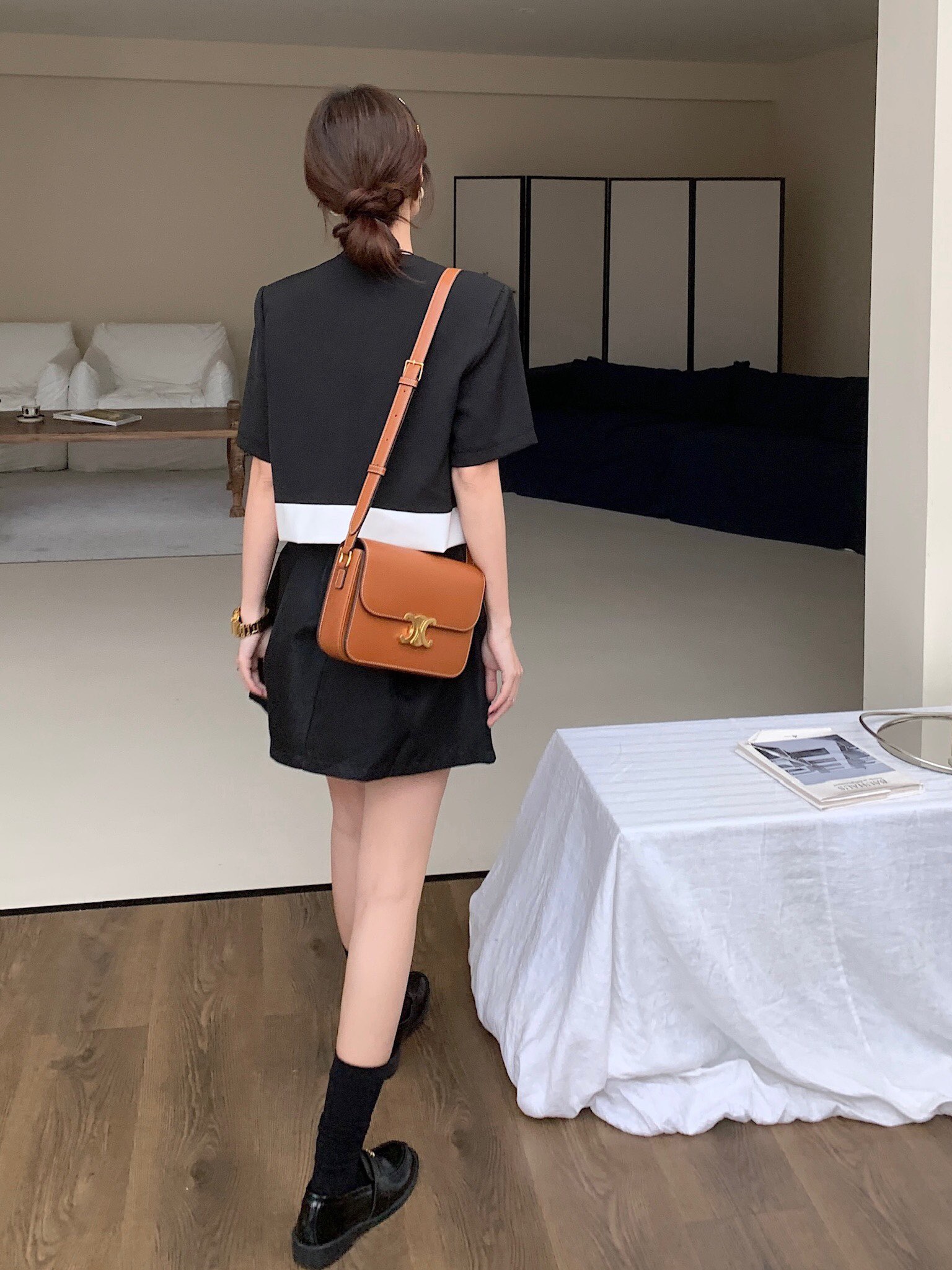 Celine Brown is one of the classics, a versatile entry-level color. If you are confused about the color, you can choose black or brown.