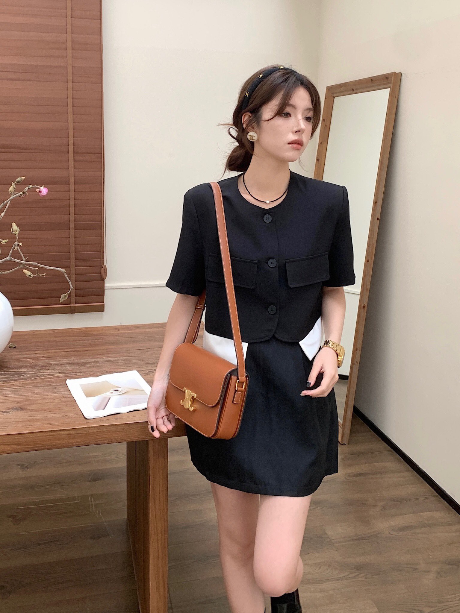 Celine Brown is one of the classics, a versatile entry-level color. If you are confused about the color, you can choose black or brown.