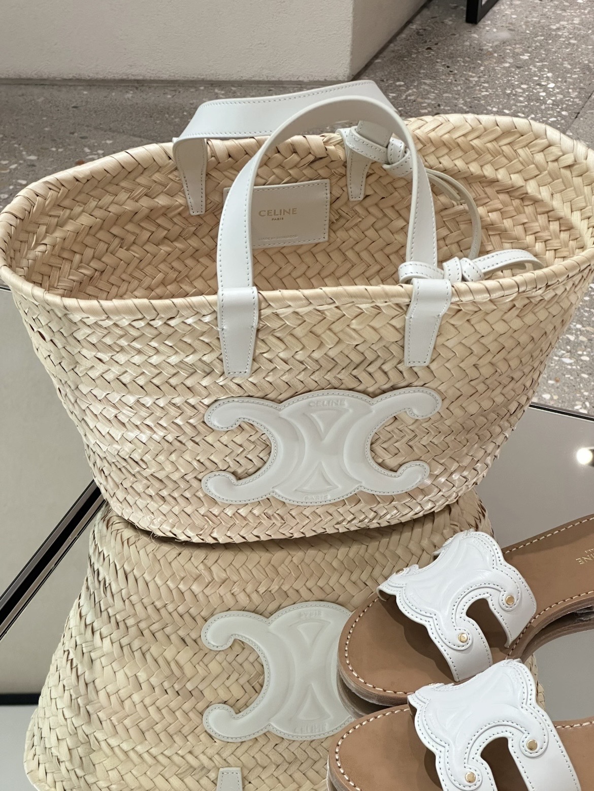 Celine The white color is very fresh and clean, and feels like gold.