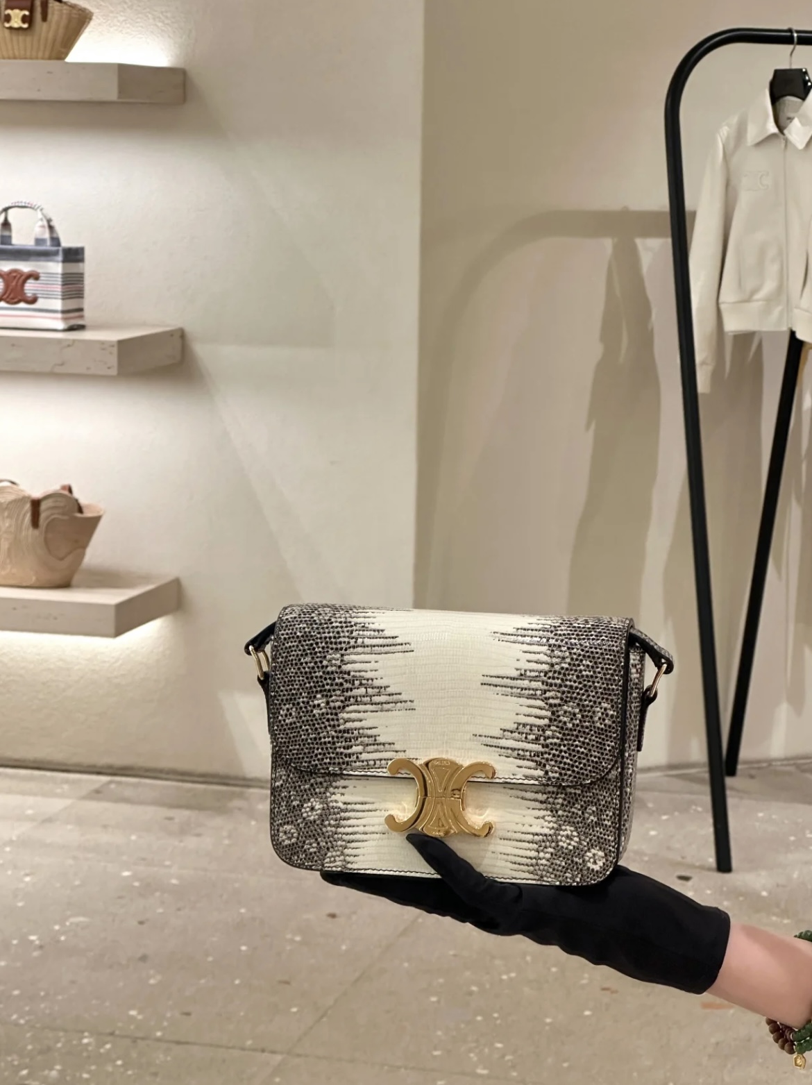 Celine Luxurious texture, impeccable, the real thing is really high-end, I cant put it down.