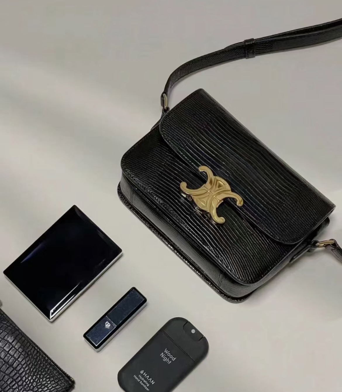Celine Product _dvpqfunpfNApyF8Lta-q95r_DV5QOLOQlEX3wFg