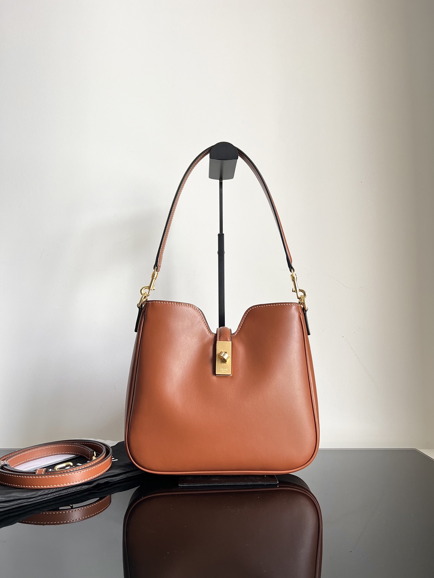 Celine CAMILLE 162025 new SOFT small smooth cowhide handbagThis model cannot hold a larger IPAD and other smart tablets, cowhide leather with she