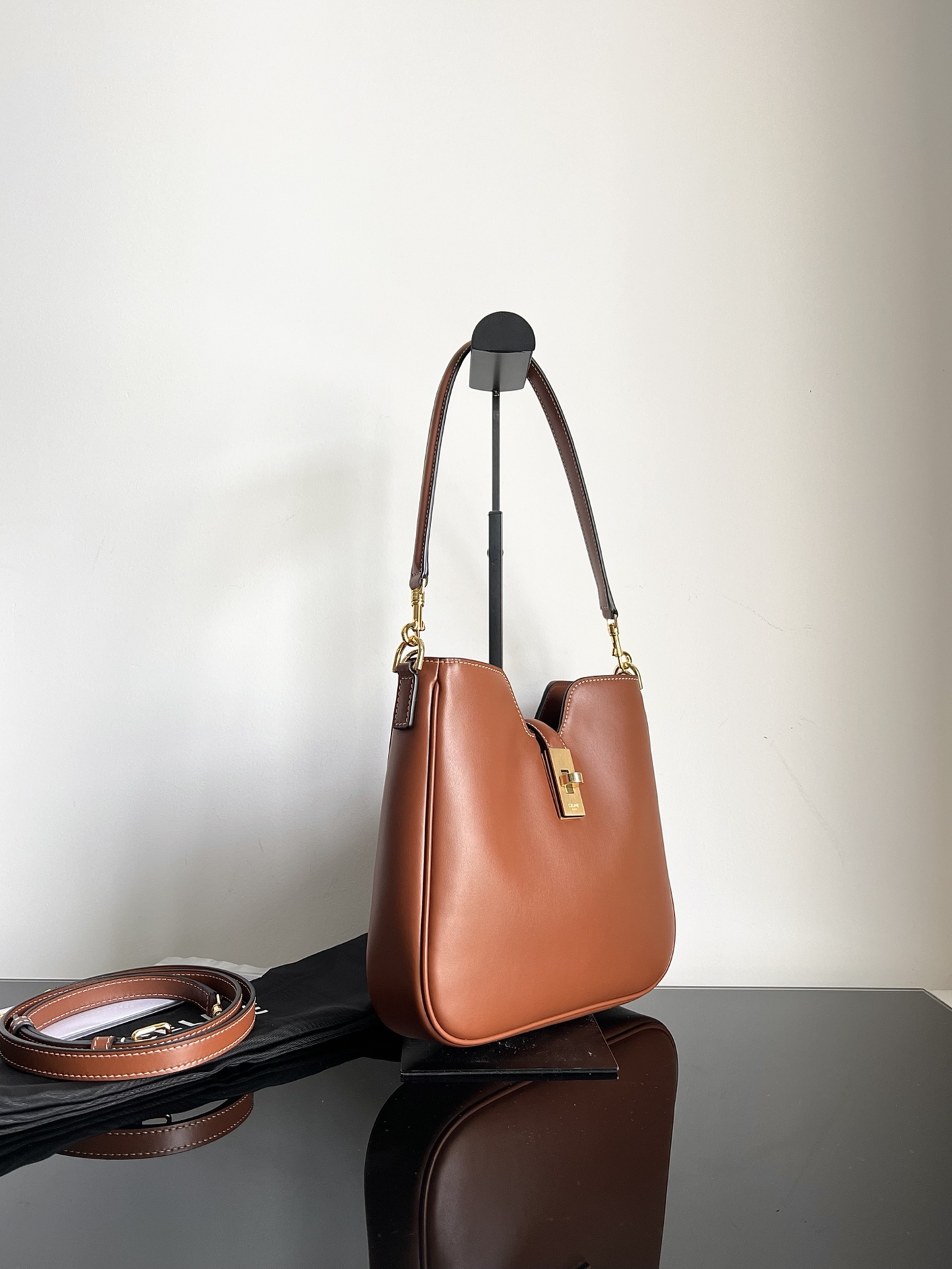 Celine CAMILLE 162025 new SOFT small smooth cowhide handbagThis model cannot hold a larger IPAD and other smart tablets, cowhide leather with she