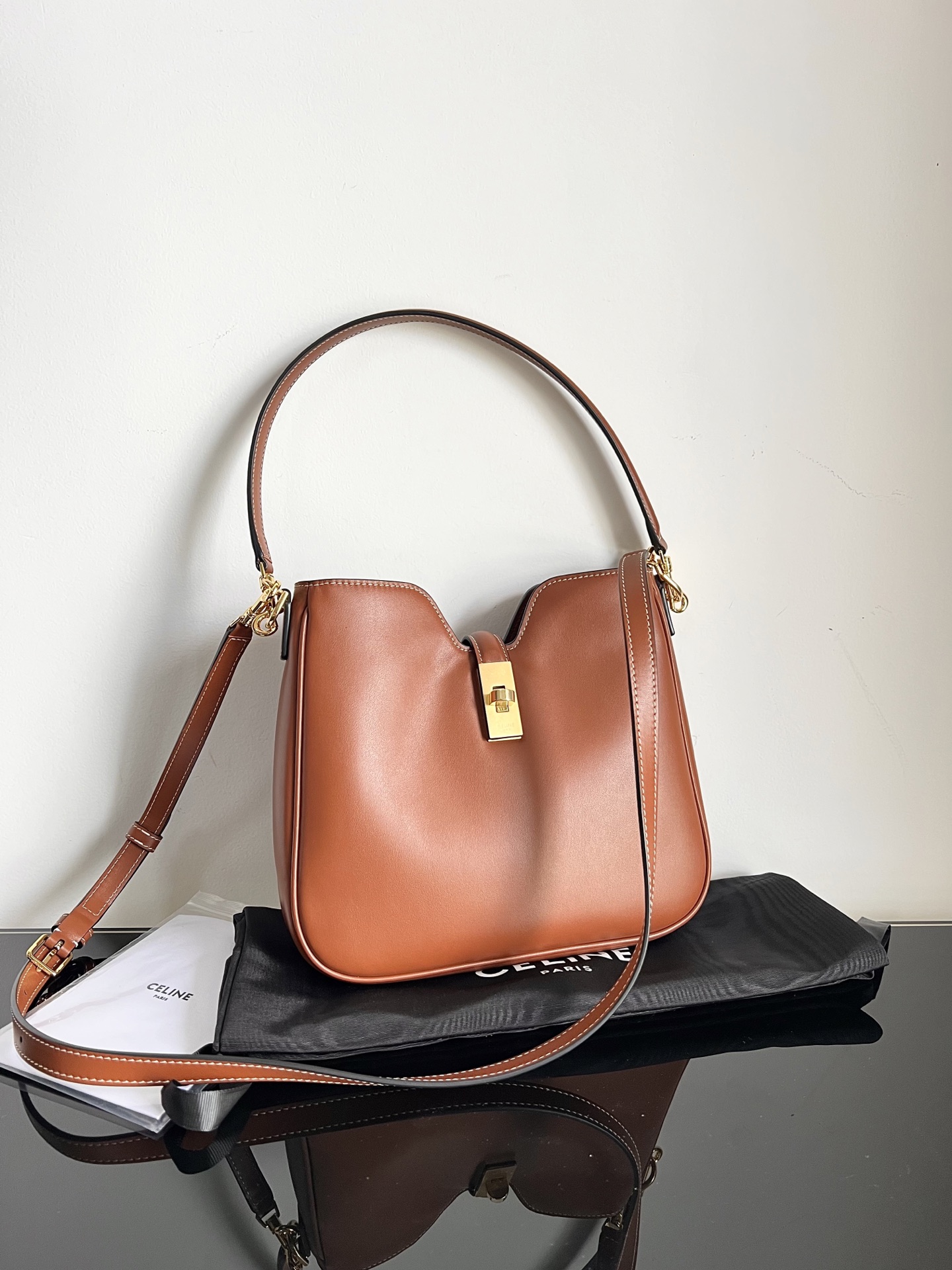 Celine CAMILLE 162025 new SOFT small smooth cowhide handbagThis model cannot hold a larger IPAD and other smart tablets, cowhide leather with she