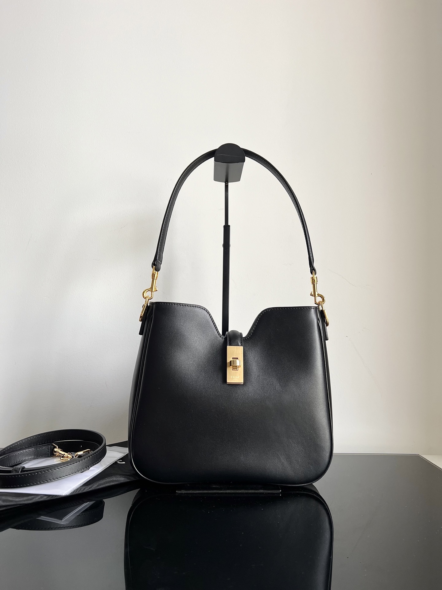 Celine CAMILLE 162025 new SOFT small smooth cowhide handbagThis model cannot hold a larger IPAD and other smart tablets, cowhide leather with she