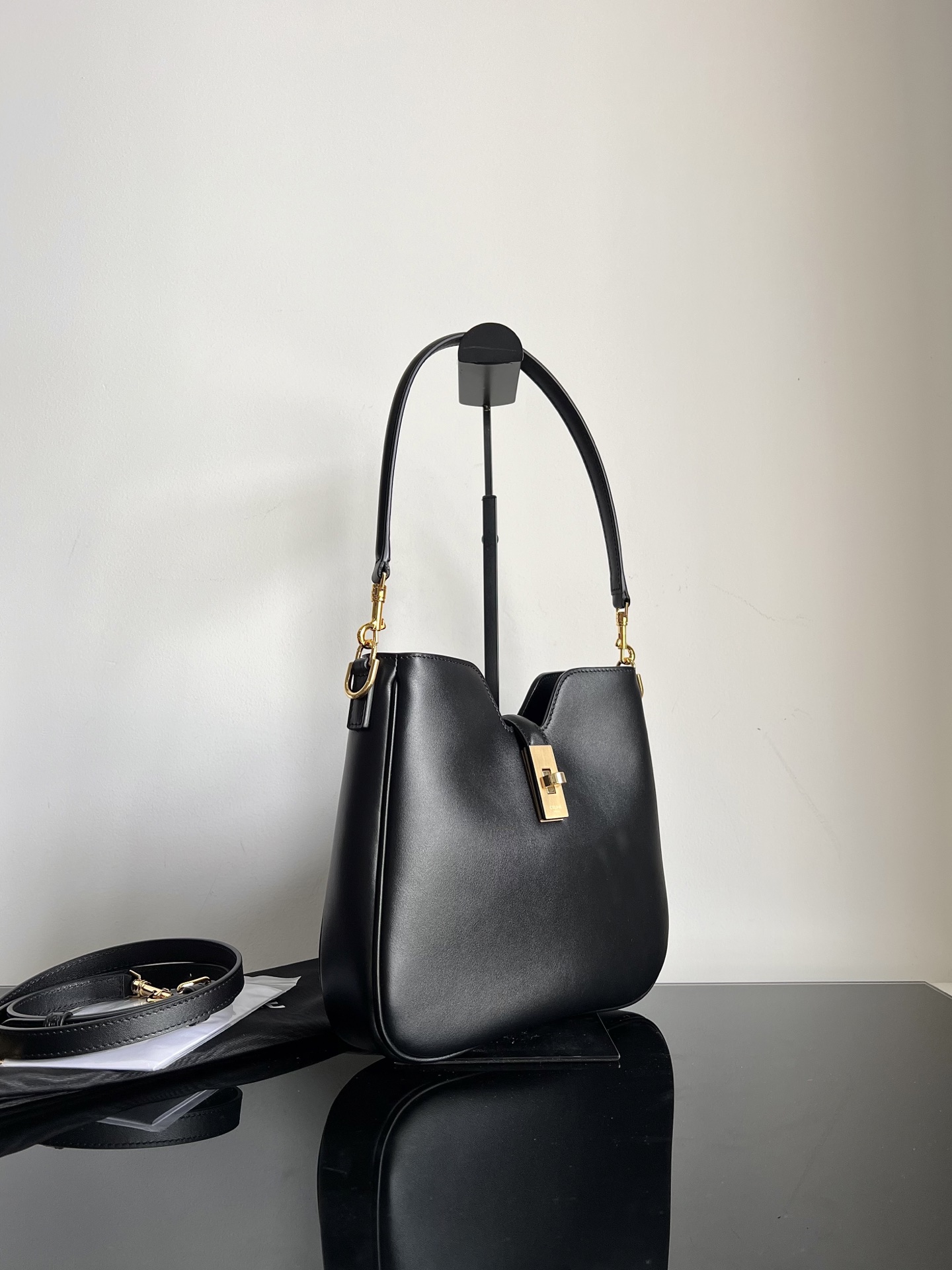 Celine CAMILLE 162025 new SOFT small smooth cowhide handbagThis model cannot hold a larger IPAD and other smart tablets, cowhide leather with she
