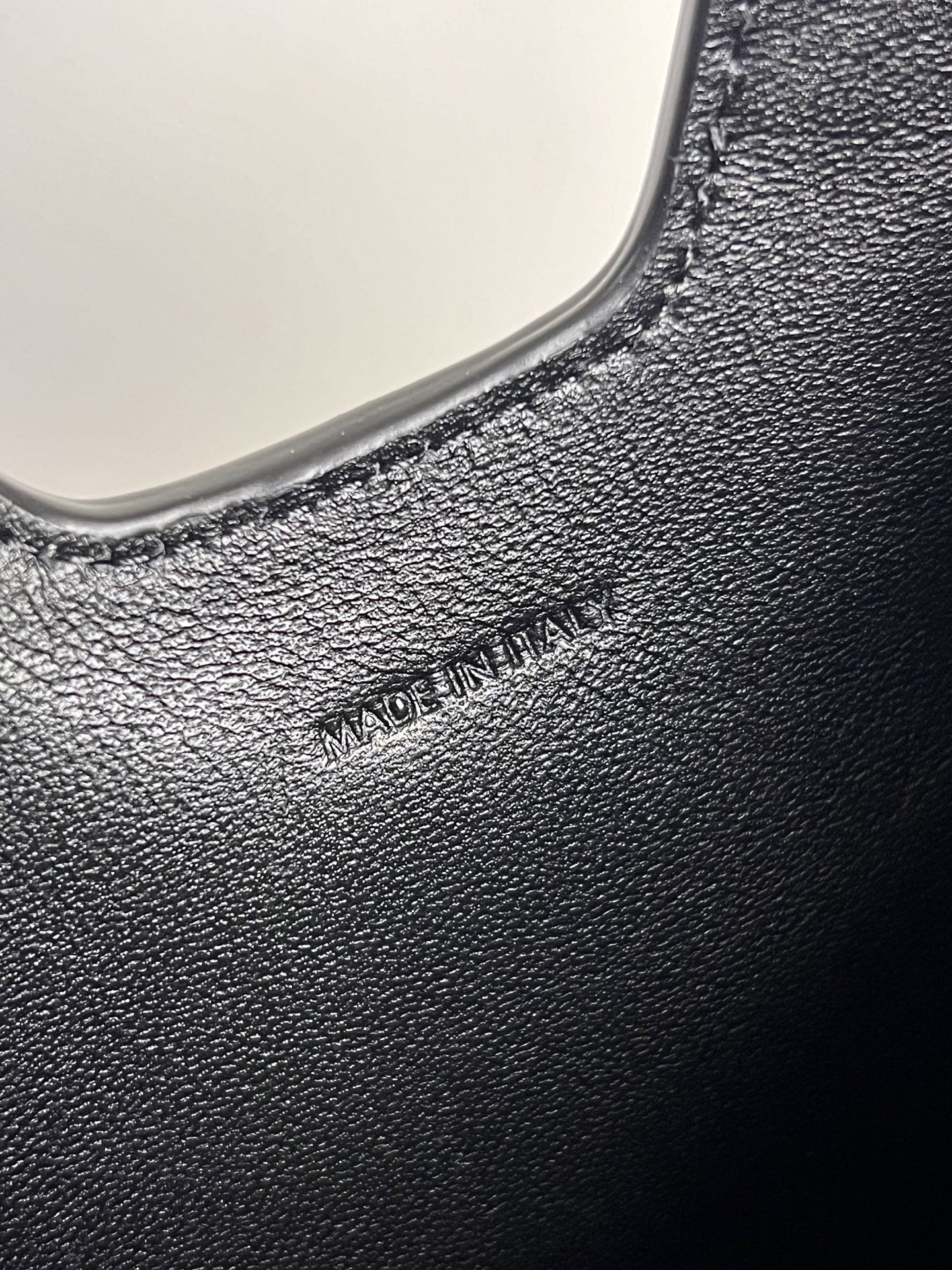 Celine CAMILLE 162025 new SOFT small smooth cowhide handbagThis model cannot hold a larger IPAD and other smart tablets, cowhide leather with she