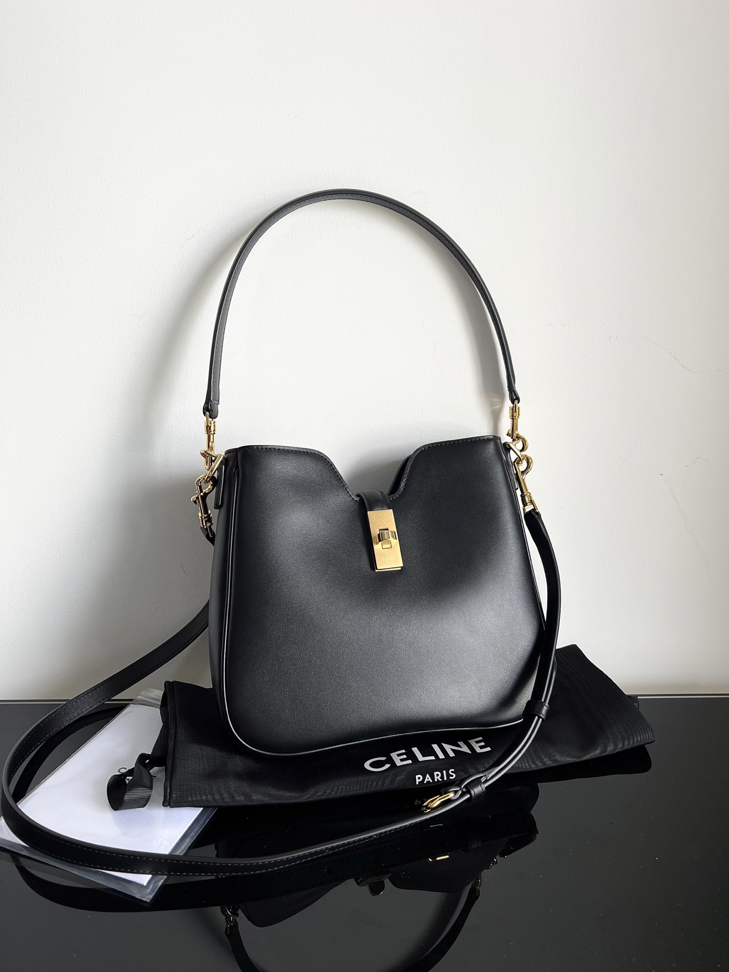 Celine CAMILLE 162025 new SOFT small smooth cowhide handbagThis model cannot hold a larger IPAD and other smart tablets, cowhide leather with she