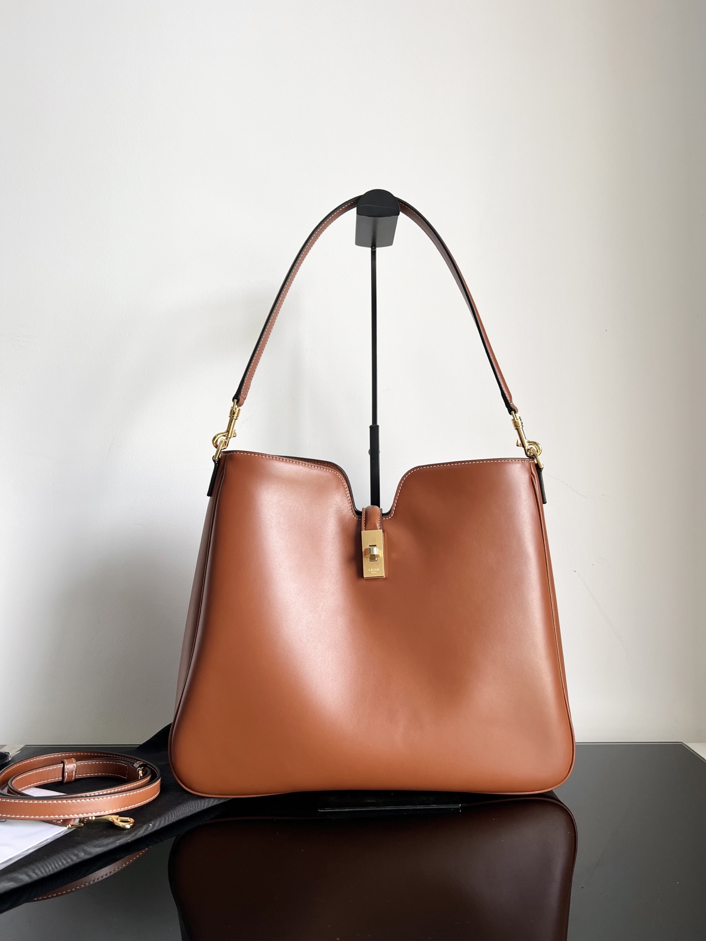 Celine CAMILLE 16 SOFT Medium Smooth Calf Leather Handbag Dimensions: 36 X 29.5 X 7cm) This model can hold an IPAD and other smart tablets, cowhi