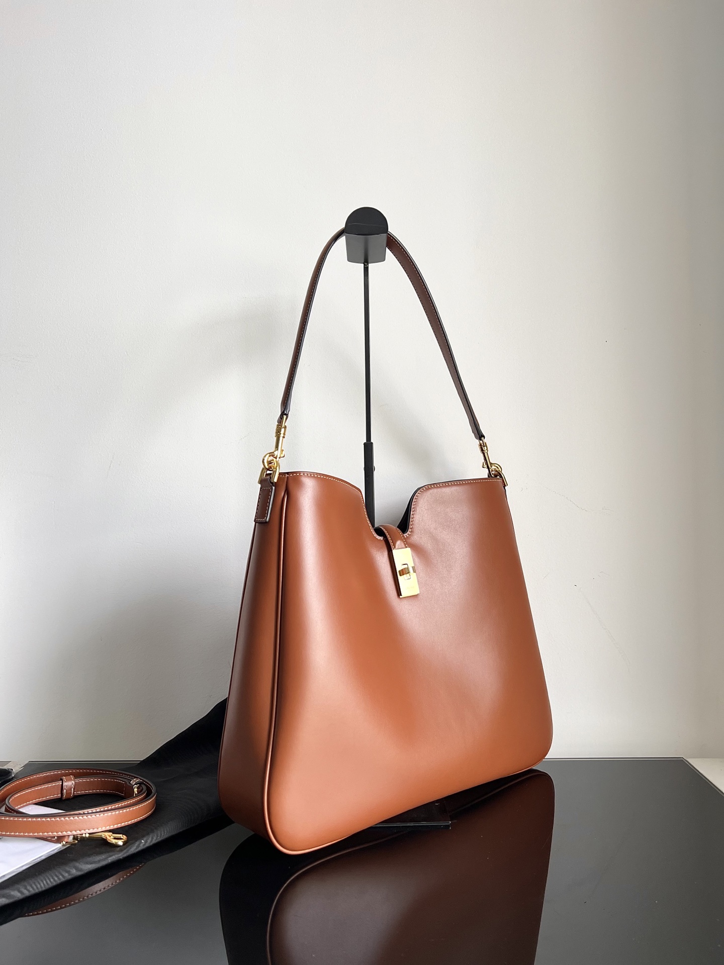 Celine CAMILLE 16 SOFT Medium Smooth Calf Leather Handbag Dimensions: 36 X 29.5 X 7cm) This model can hold an IPAD and other smart tablets, cowhi