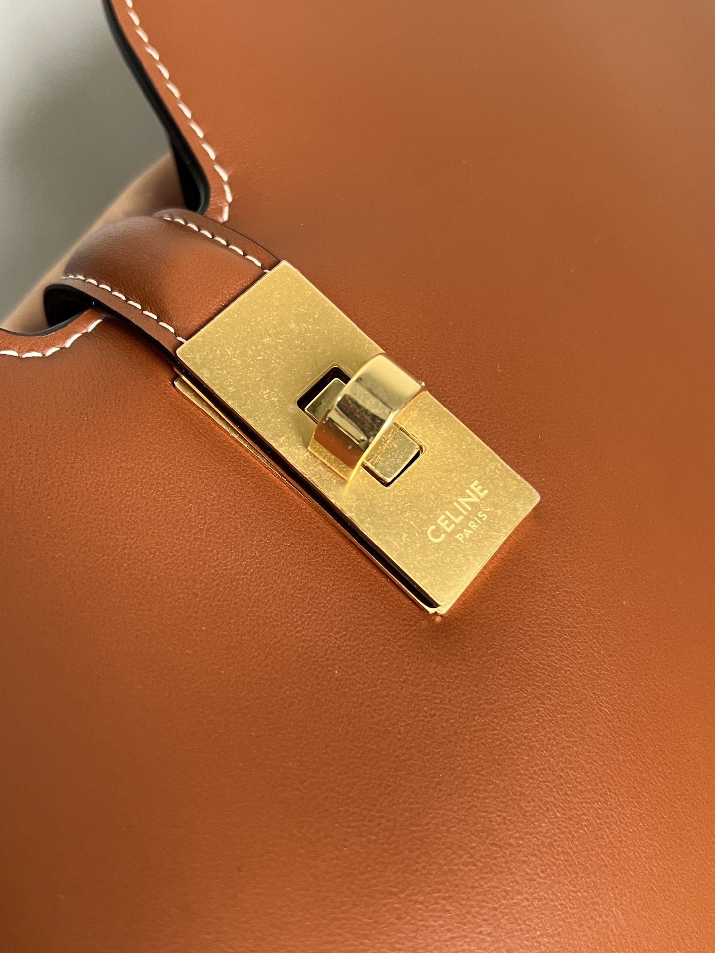 Celine CAMILLE 16 SOFT Medium Smooth Calf Leather Handbag Dimensions: 36 X 29.5 X 7cm) This model can hold an IPAD and other smart tablets, cowhi