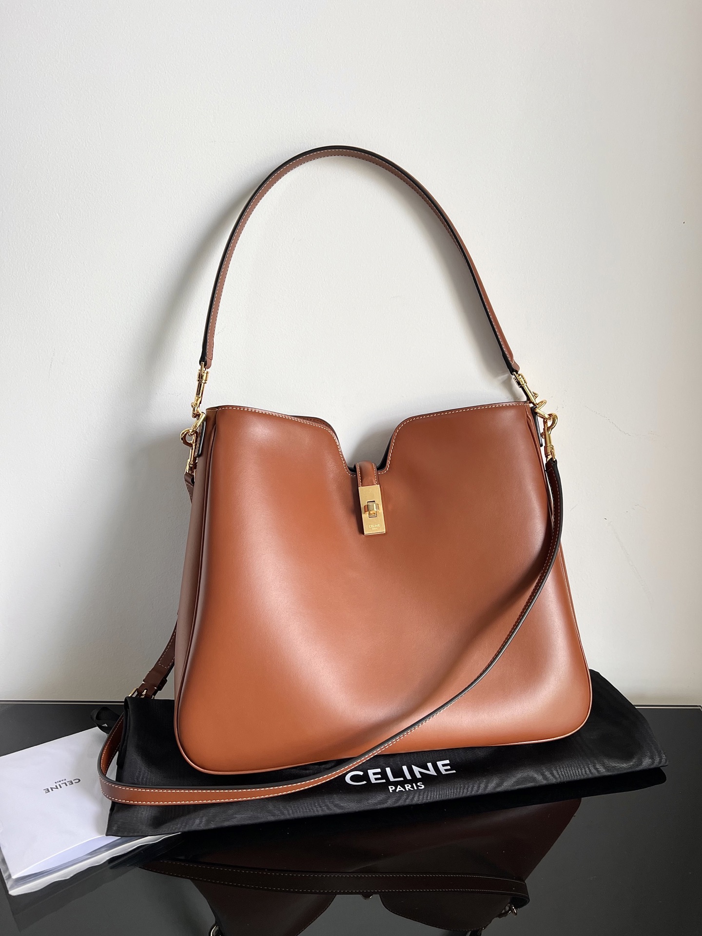 Celine CAMILLE 16 SOFT Medium Smooth Calf Leather Handbag Dimensions: 36 X 29.5 X 7cm) This model can hold an IPAD and other smart tablets, cowhi