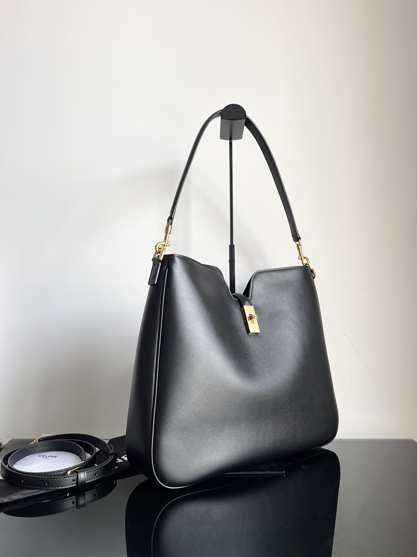 Celine CAMILLE 16 SOFT Medium Smooth Calf Leather Handbag Dimensions: 36 X 29.5 X 7cm) This model can hold an IPAD and other smart tablets, cowhi