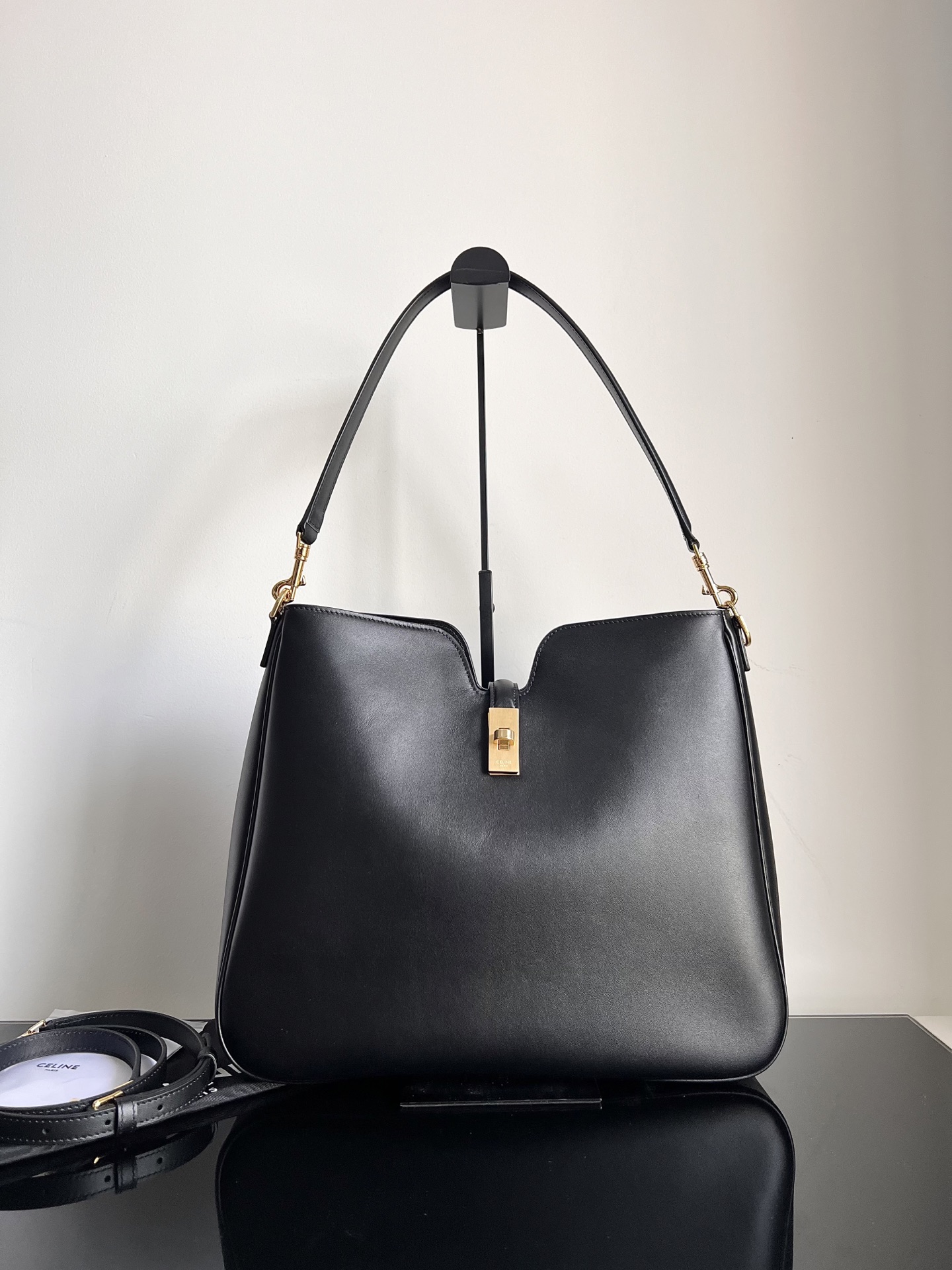Celine CAMILLE 16 SOFT Medium Smooth Calf Leather Handbag Dimensions: 36 X 29.5 X 7cm) This model can hold an IPAD and other smart tablets, cowhi