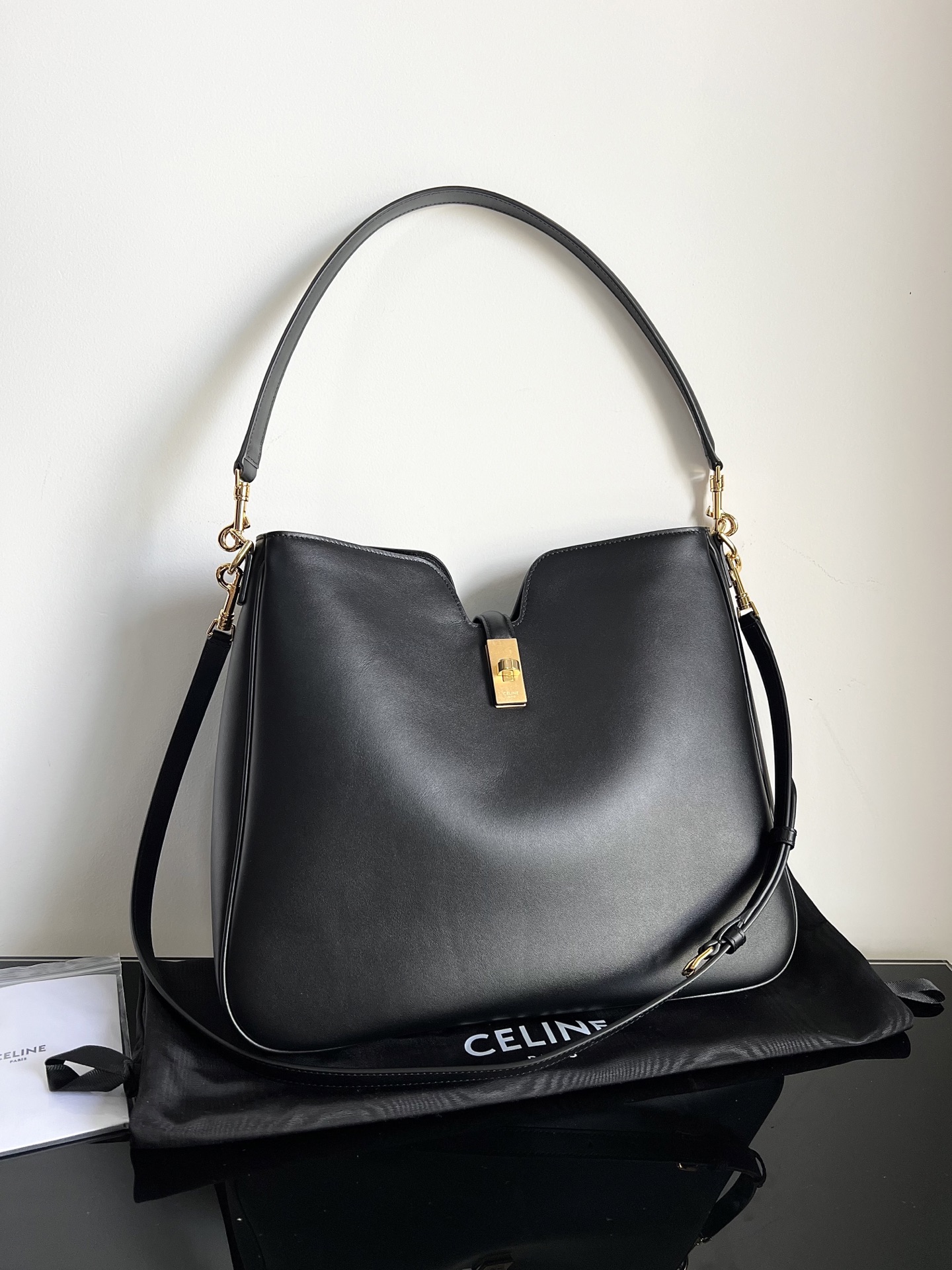 Celine CAMILLE 16 SOFT Medium Smooth Calf Leather Handbag Dimensions: 36 X 29.5 X 7cm) This model can hold an IPAD and other smart tablets, cowhi