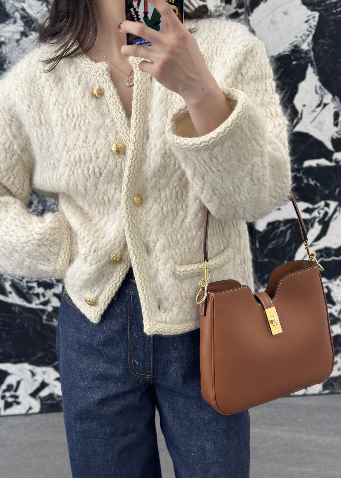 Celine Versatile commuting small size, it can blend in perfectly no matter what style you wear, and you can easily create a fashionable atmospher