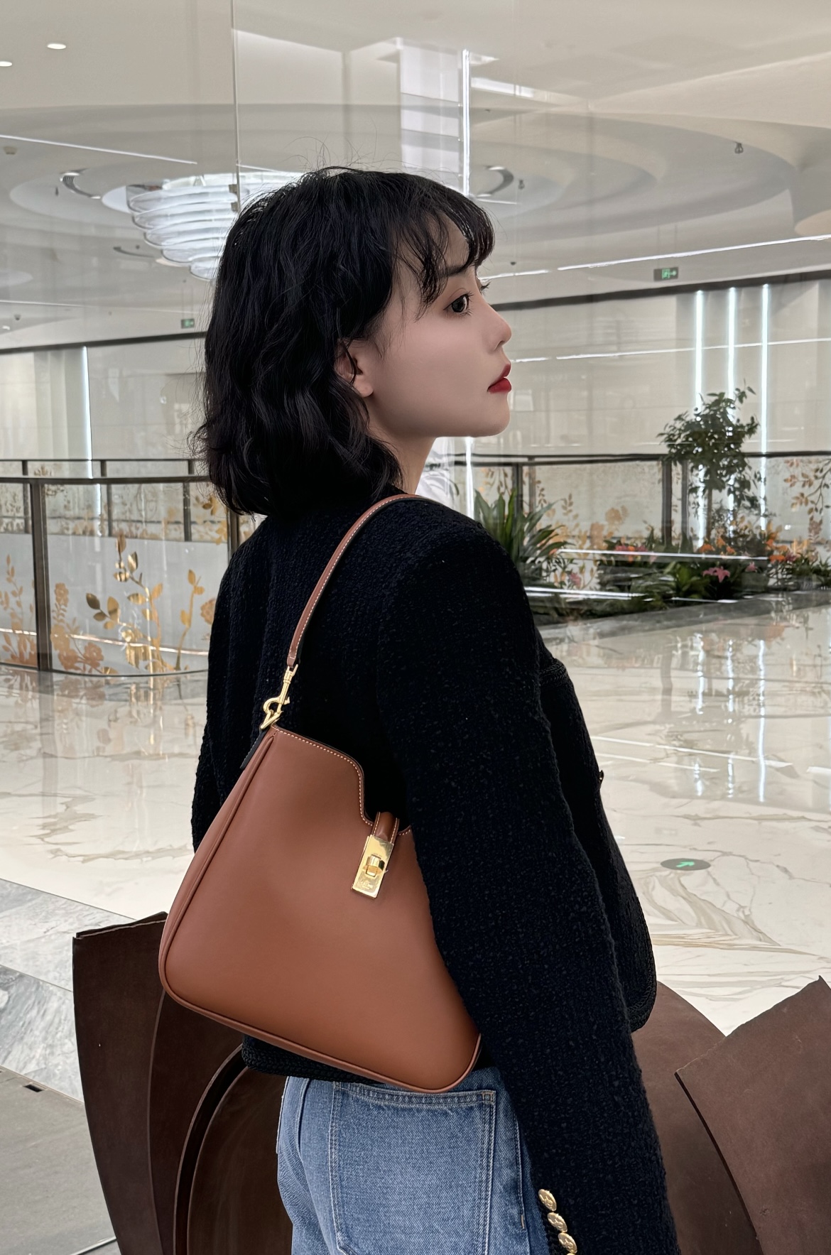 Celine Versatile commuting small size, it can blend in perfectly no matter what style you wear, and you can easily create a fashionable atmospher