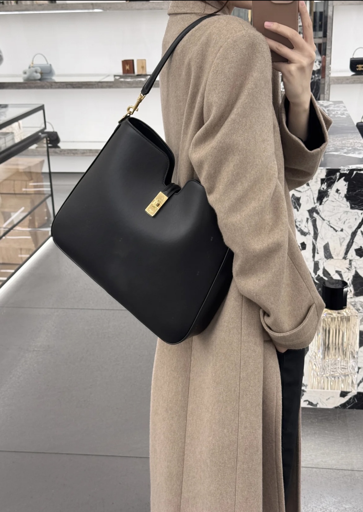 Celine Large size in black, full of atmosphere, low-key luxury and full of relaxation