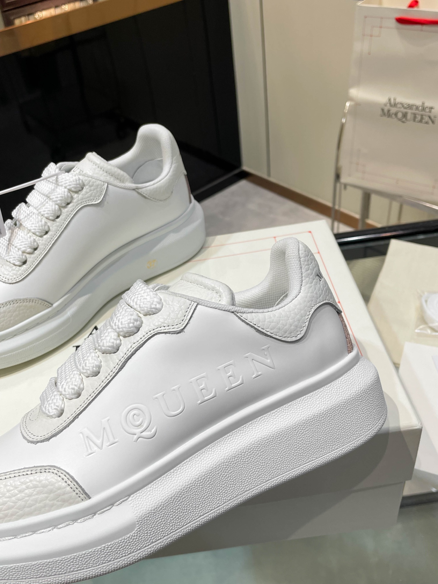 McQueen 2025 Autumn Collection Features Iconic Fashion with Custom-Made Leather. - 图片 2