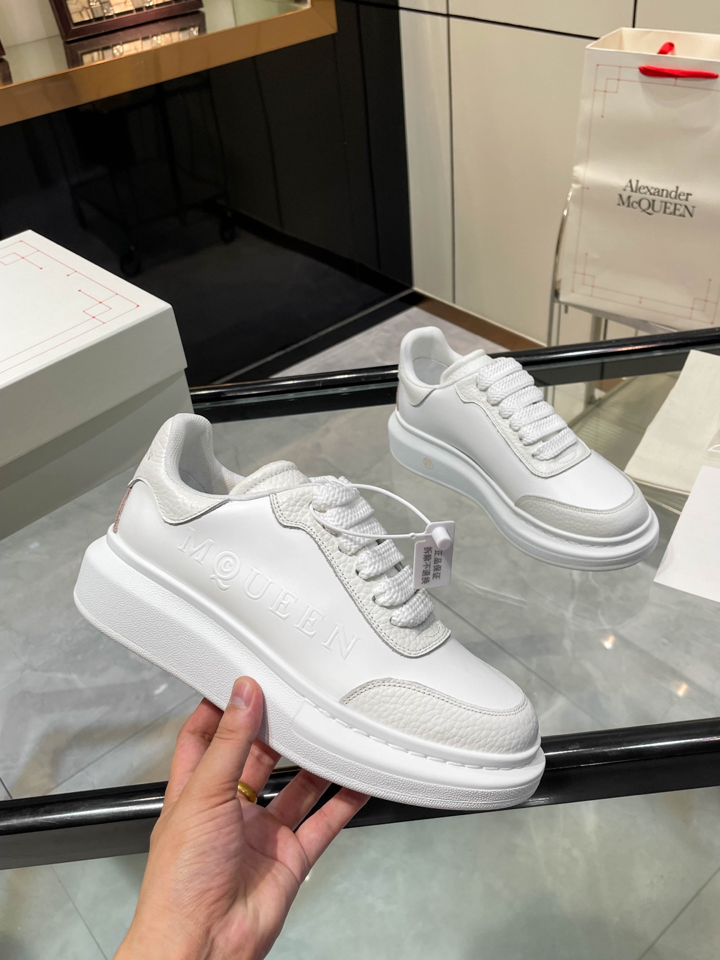 McQueen 2025 Autumn Collection Features Iconic Fashion with Custom-Made Leather. - 图片 3