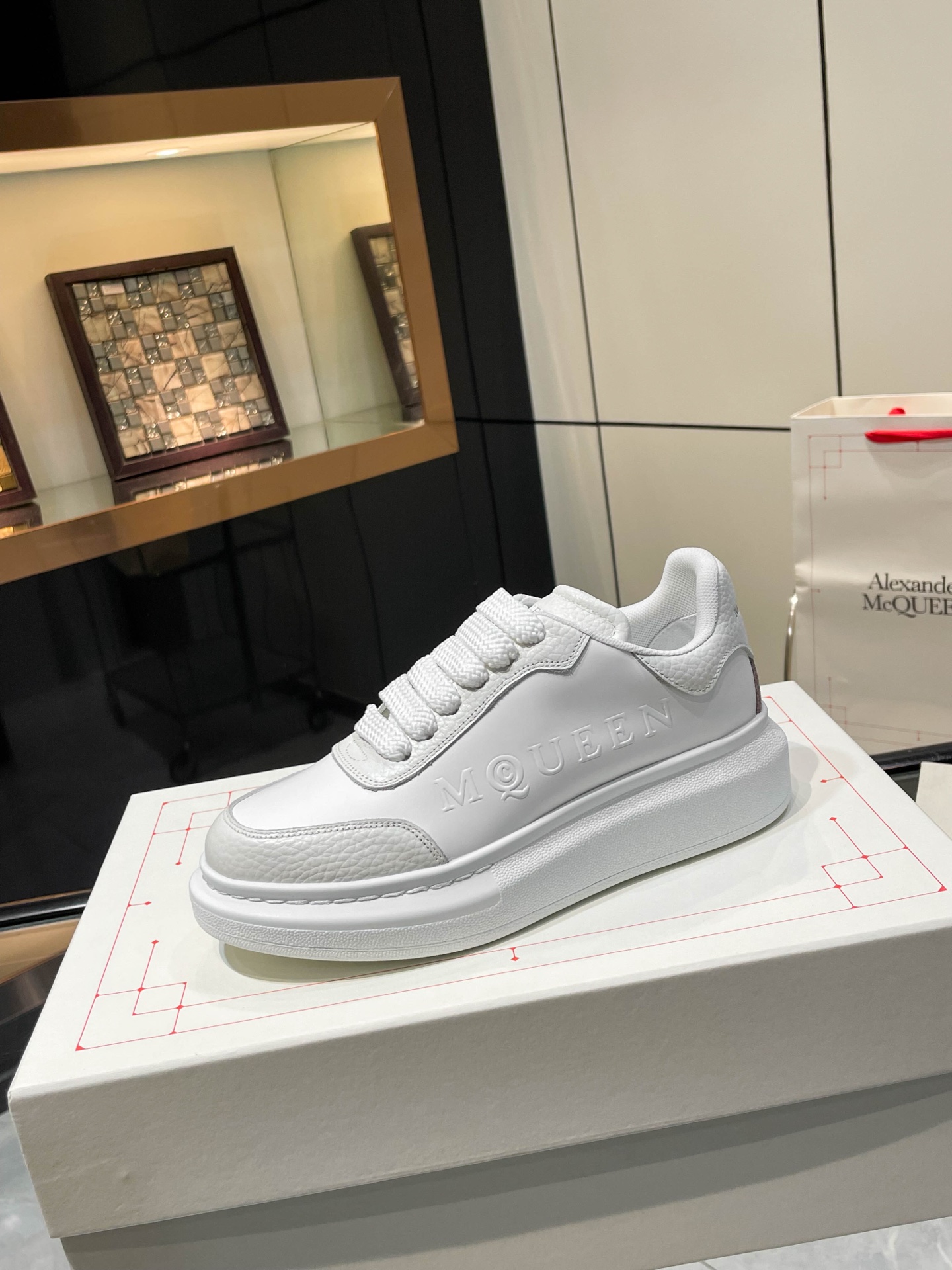 McQueen 2025 Autumn Collection Features Iconic Fashion with Custom-Made Leather. - 图片 9